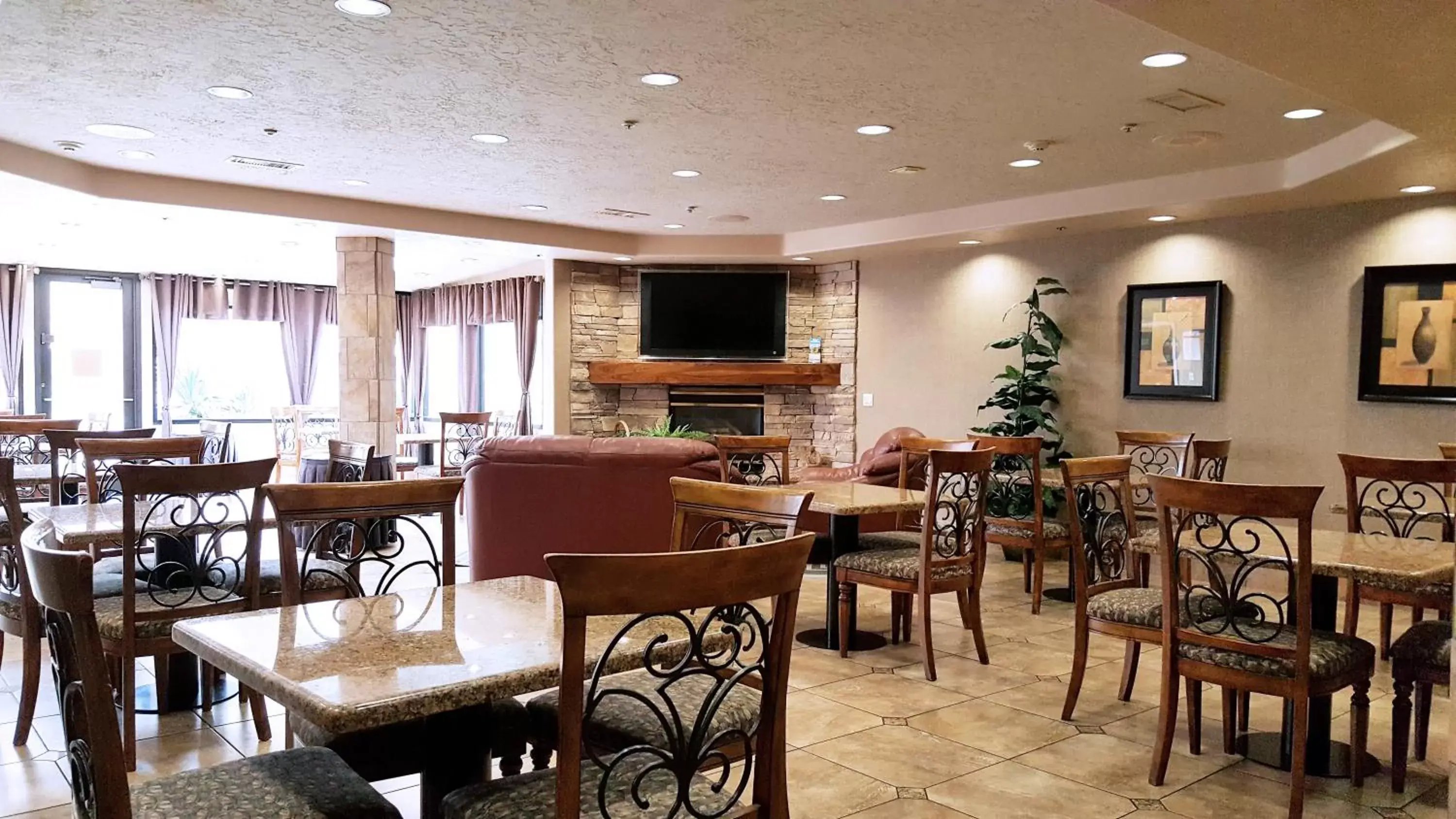 Communal lounge/ TV room, Restaurant/Places to Eat in Ramada by Wyndham St George