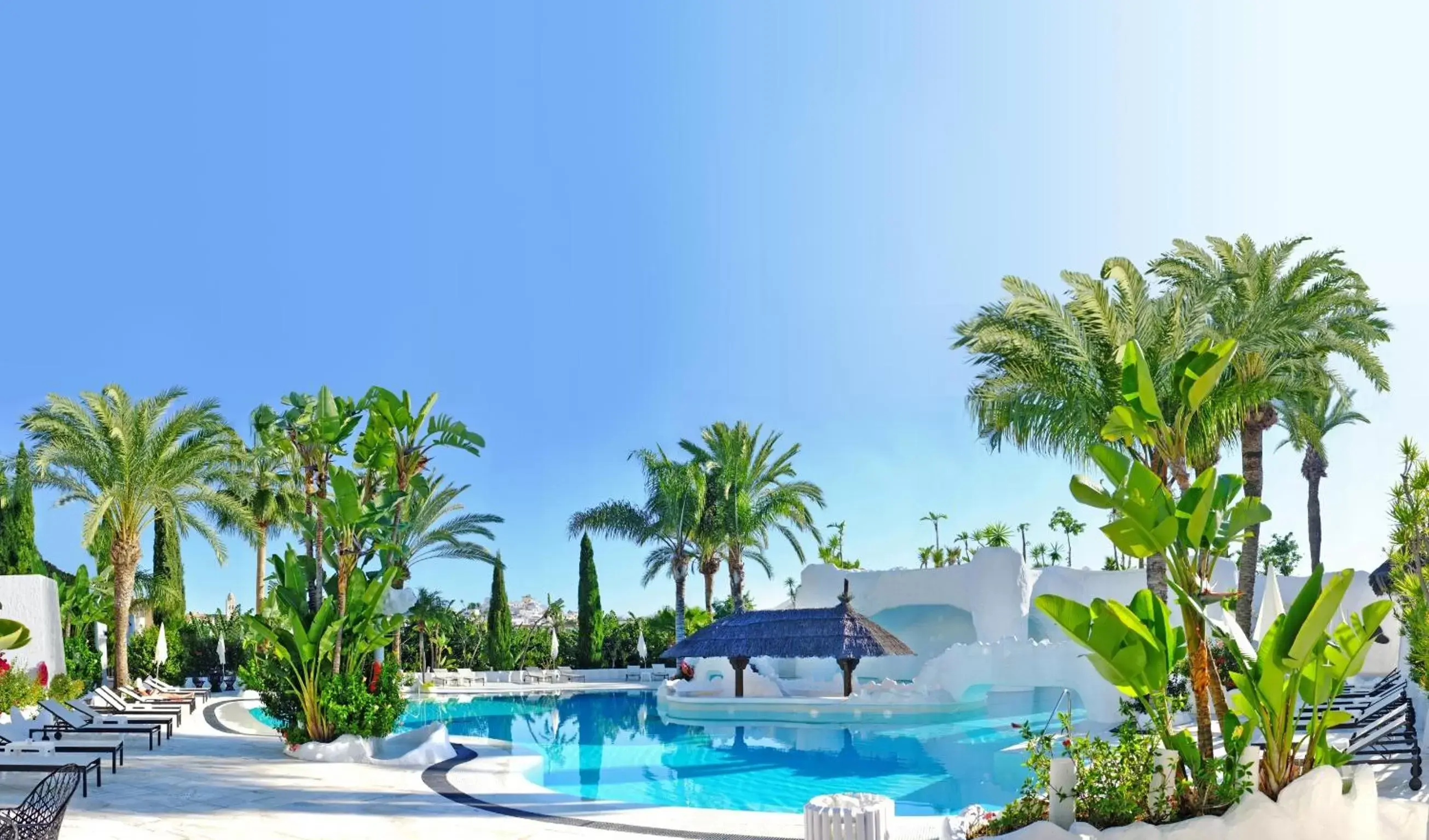 Pool view in Hotel Suites Albayzin Del Mar