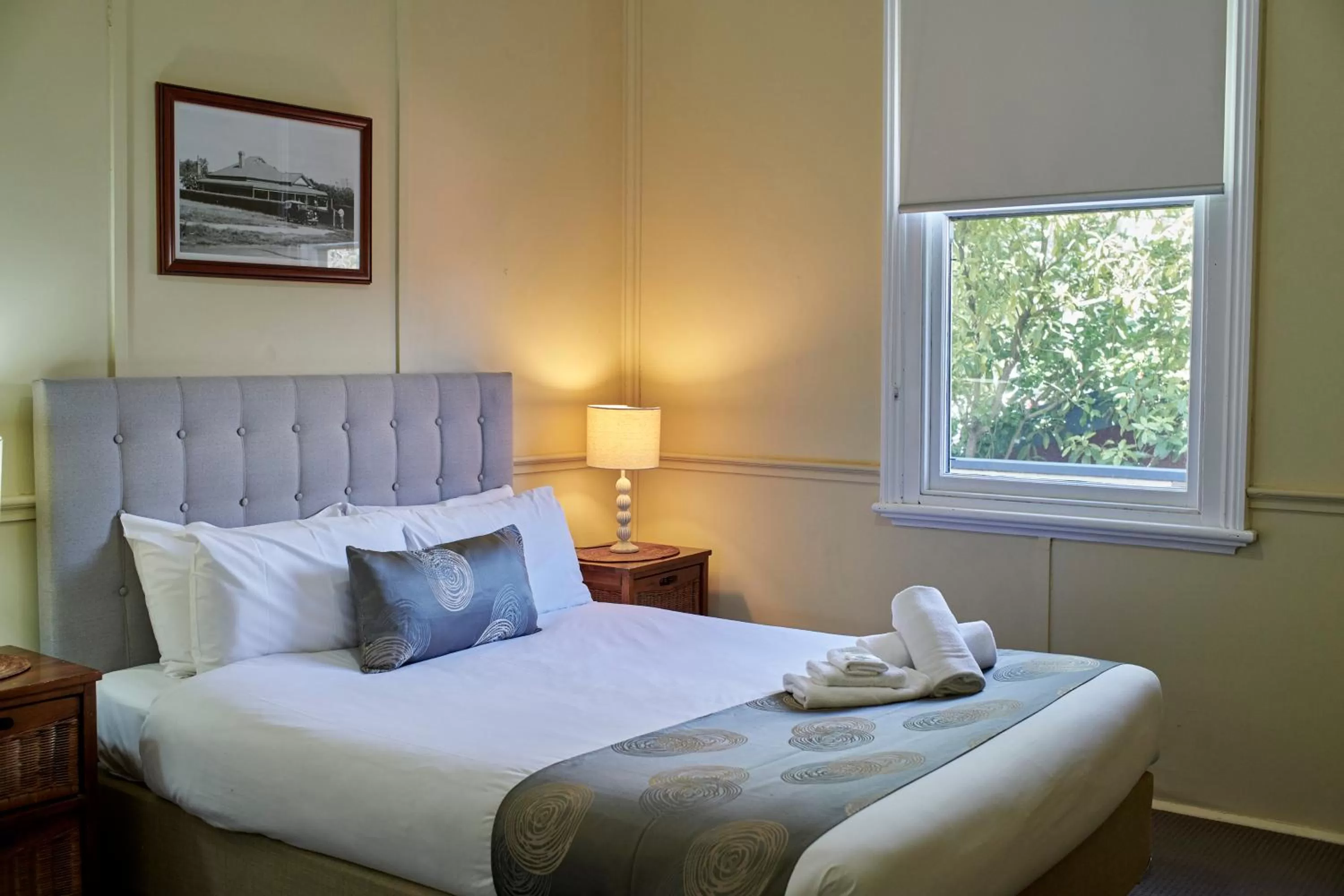 Photo of the whole room, Bed in Amaroo Park