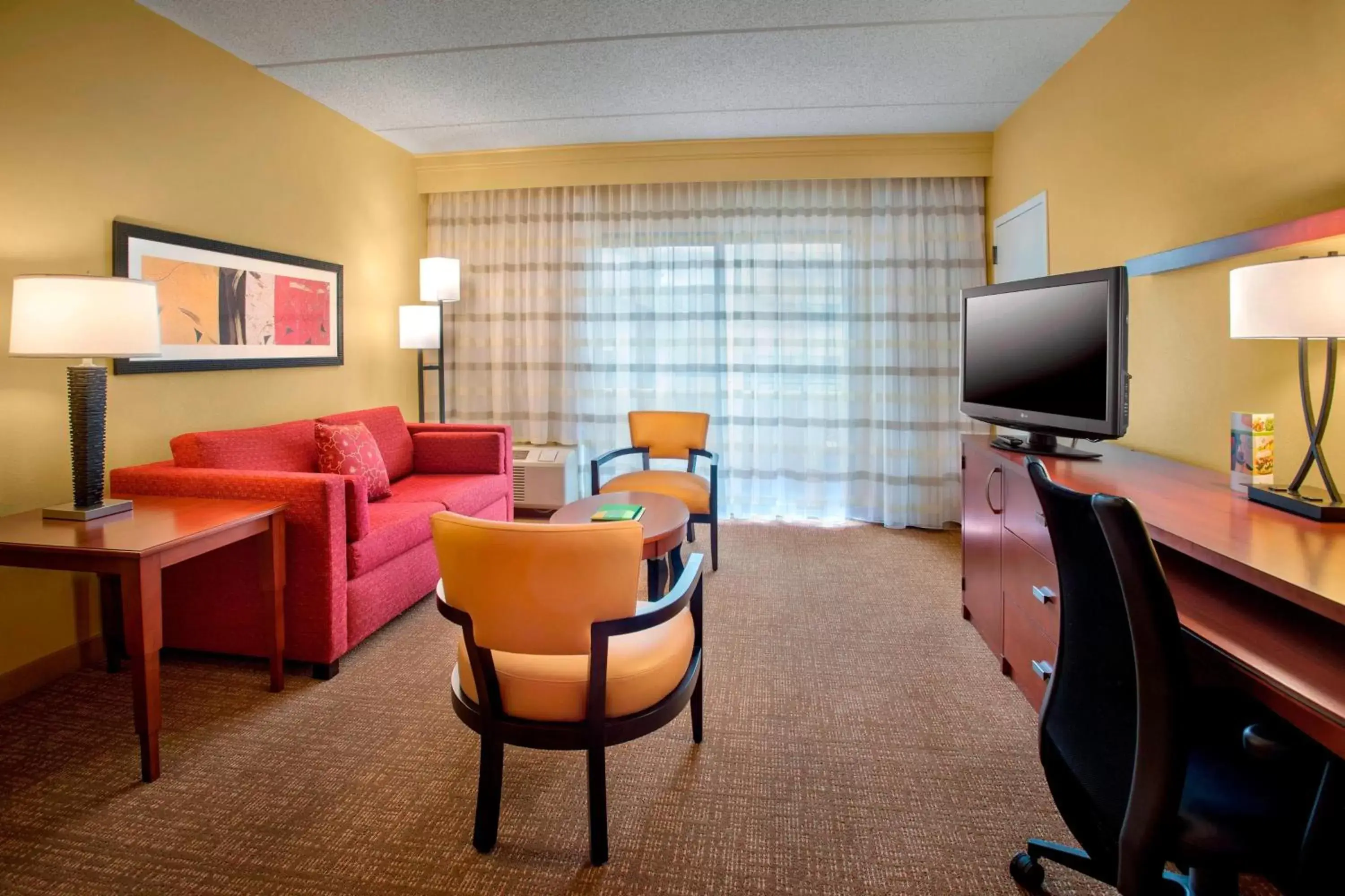 Living room, TV/Entertainment Center in Courtyard by Marriott Tarrytown Westchester County