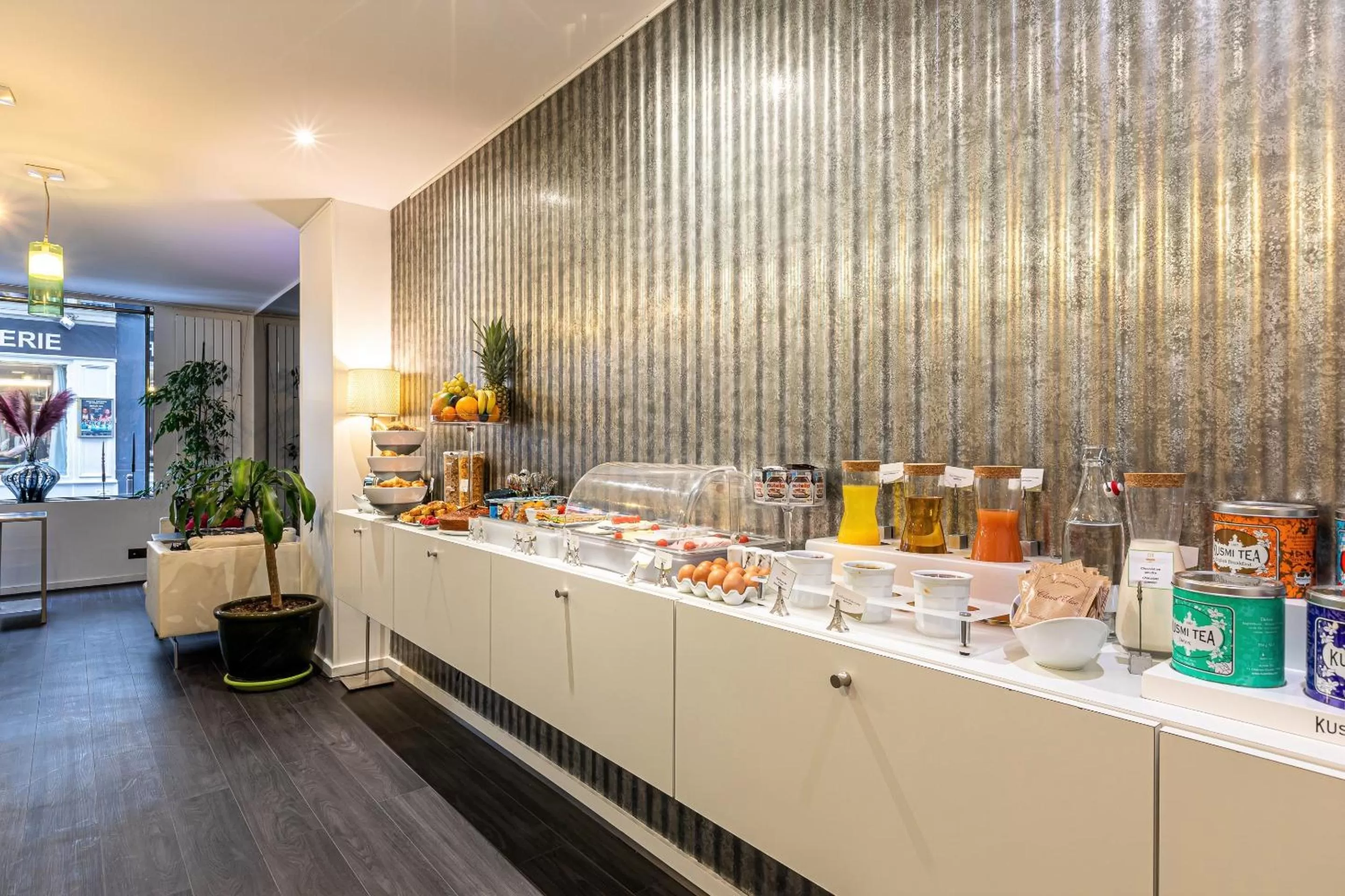 Breakfast in Hotel Glasgow Monceau by Patrick Hayat