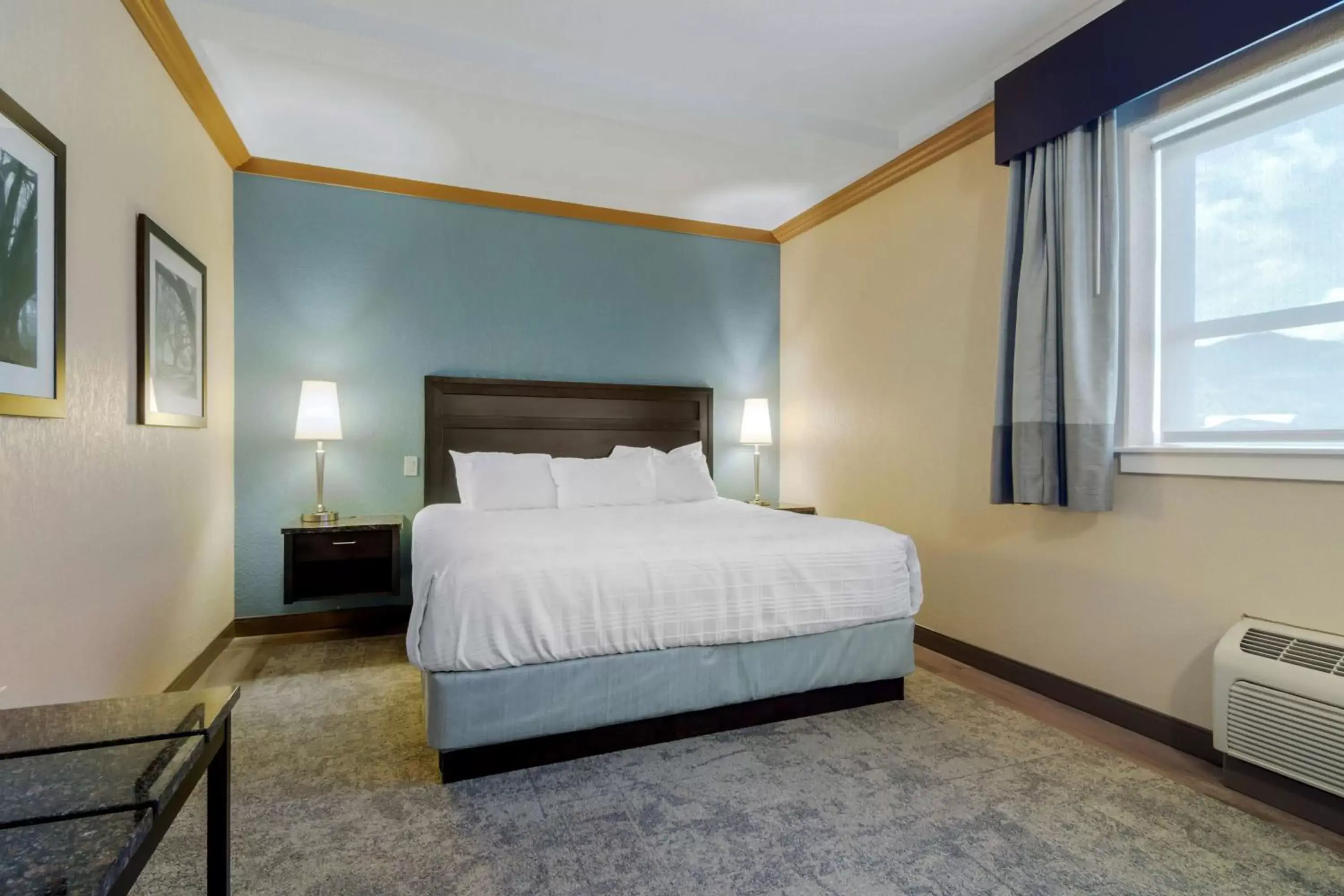 Bedroom, Bed in Best Western Plus Kamloops Hotel