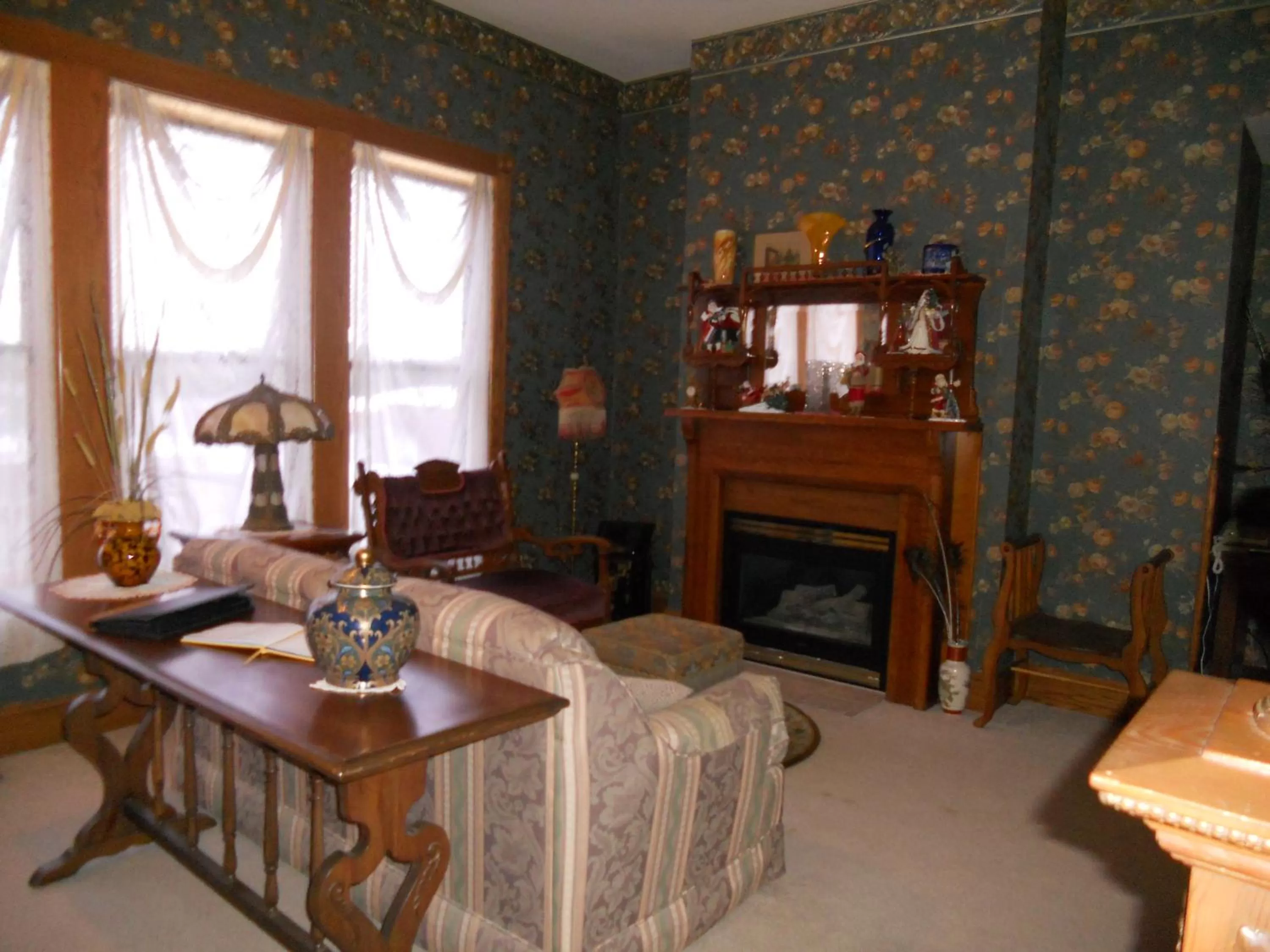 Communal lounge/ TV room, Seating Area in LandMark Inn at the Historic Bank of Oberlin