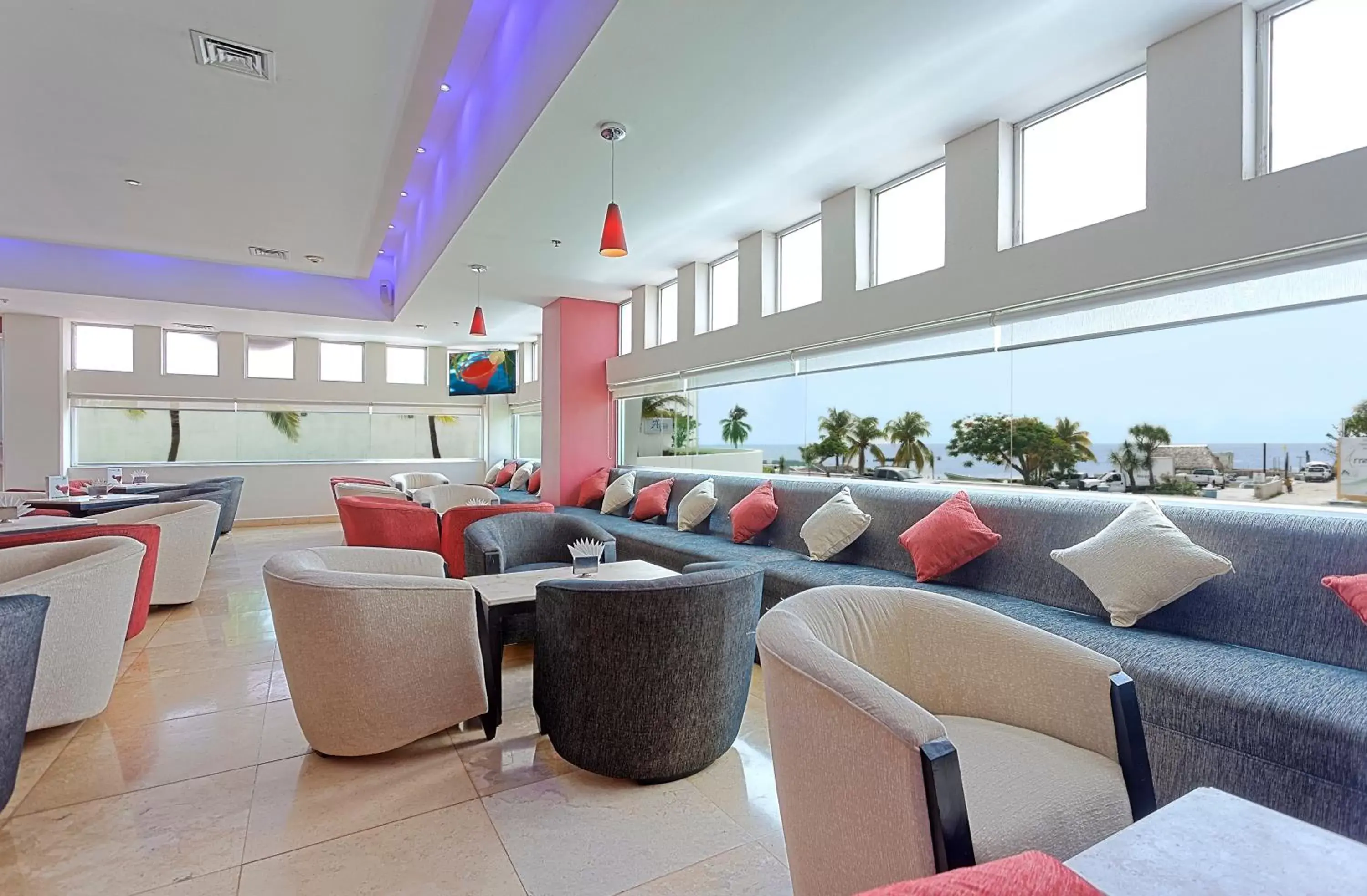 Lounge or bar in Holiday Inn Campeche, an IHG Hotel