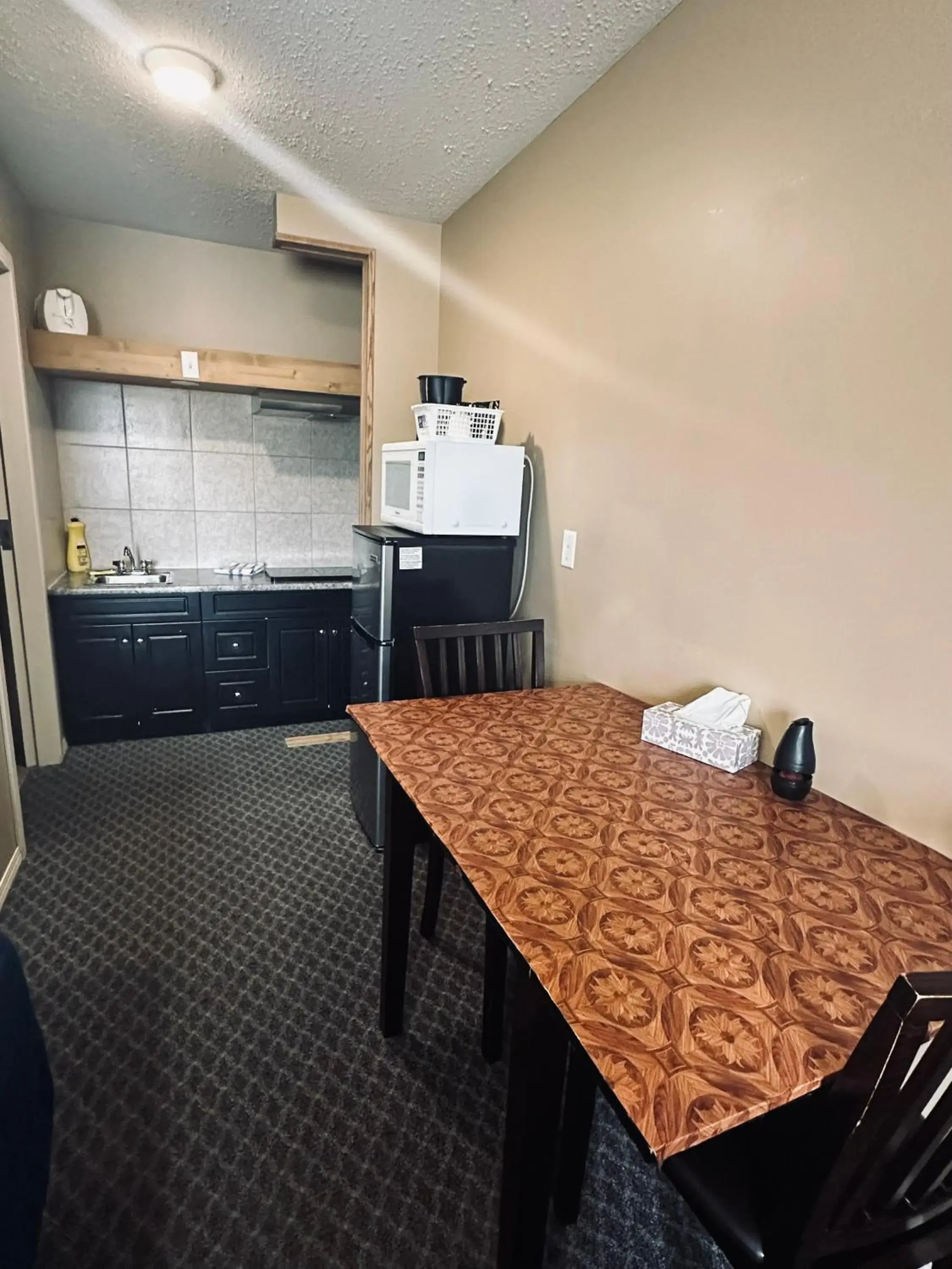 Kitchen or kitchenette, Kitchen/Kitchenette in Voyageur Motel