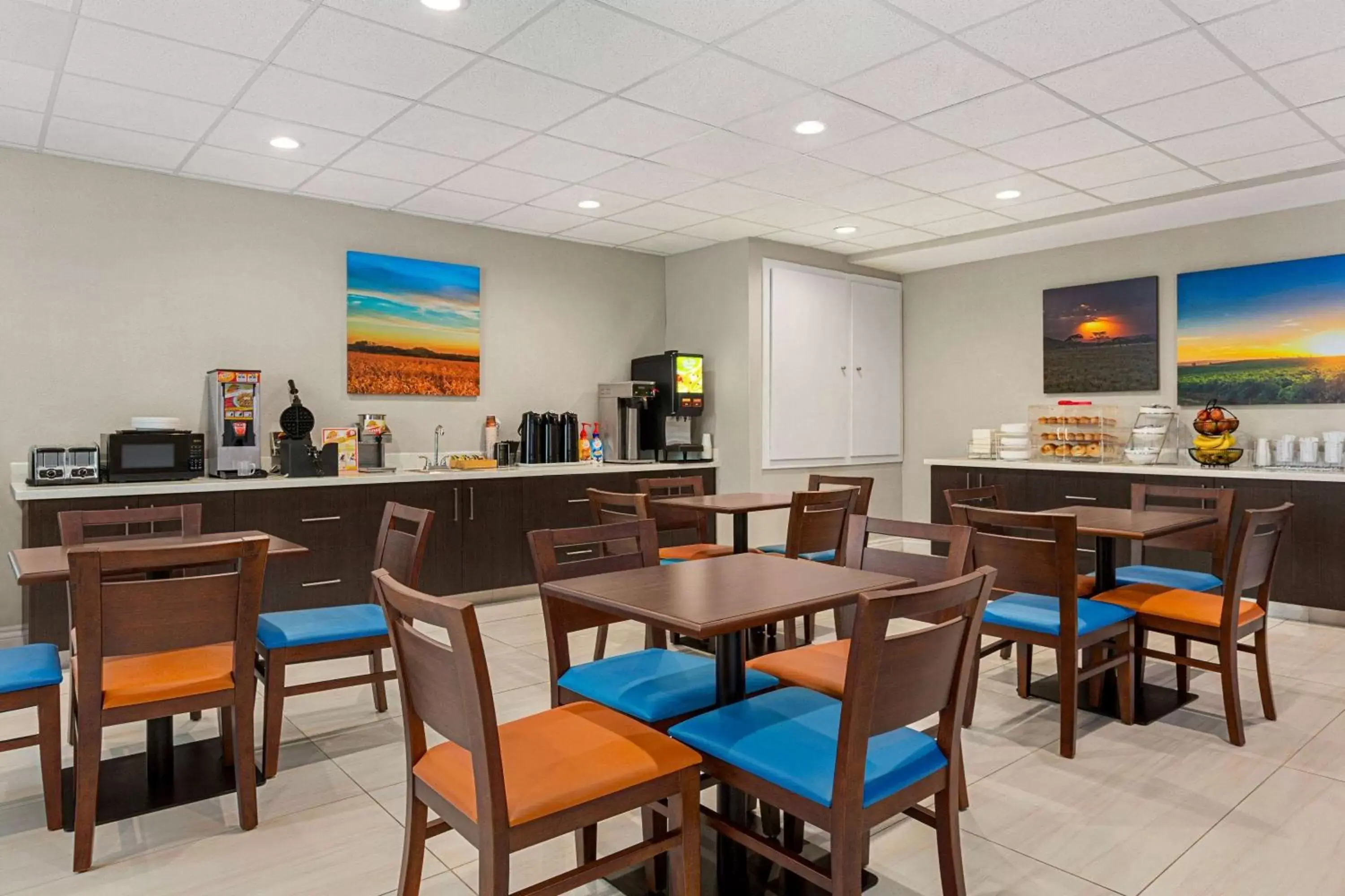 Breakfast in Days Inn & Suites by Wyndham Greater Tomball Breakfast in Days Inn & Suites by Wyndham Greater Tomball