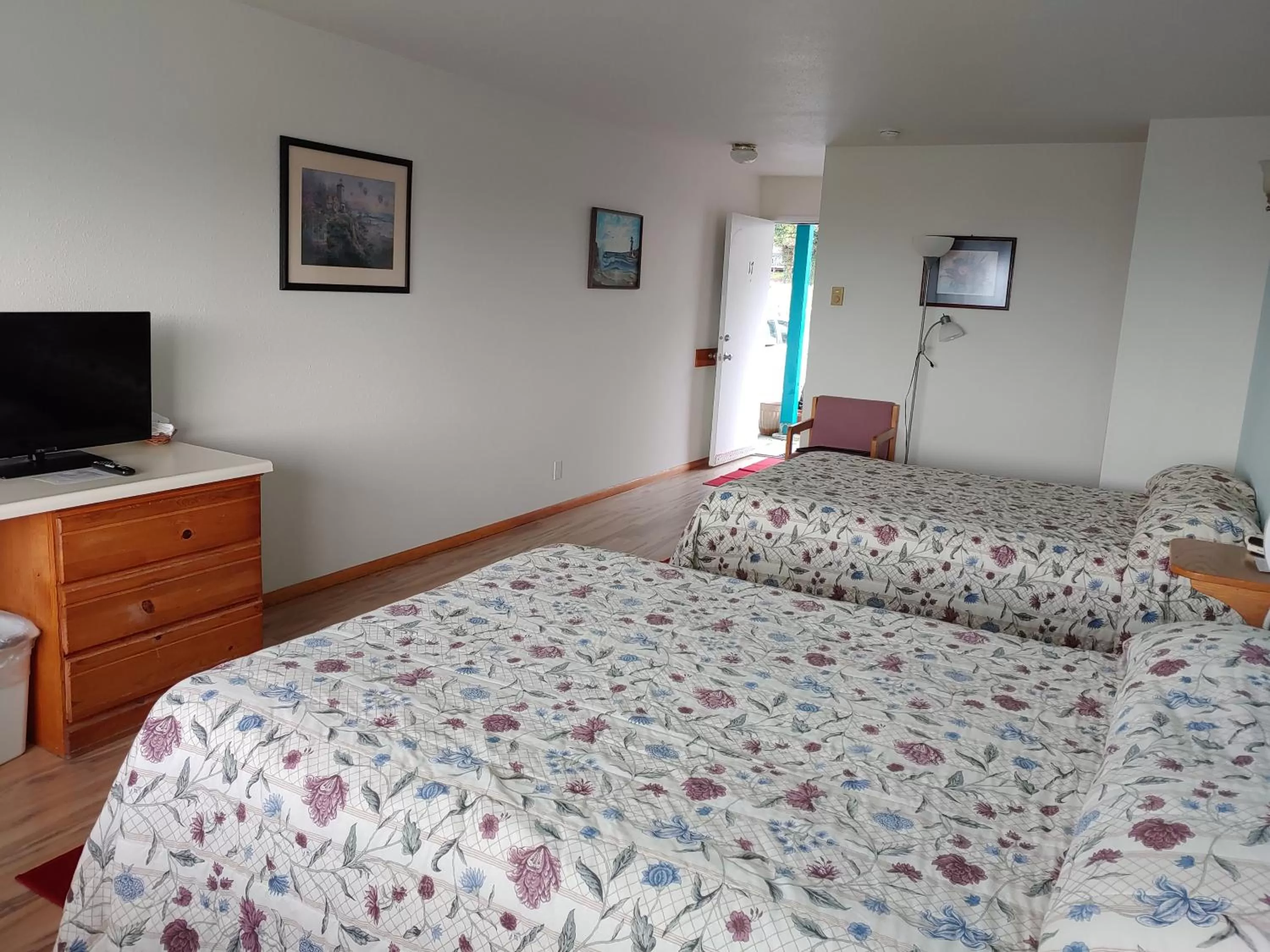 Bed in The Dublin House Motel