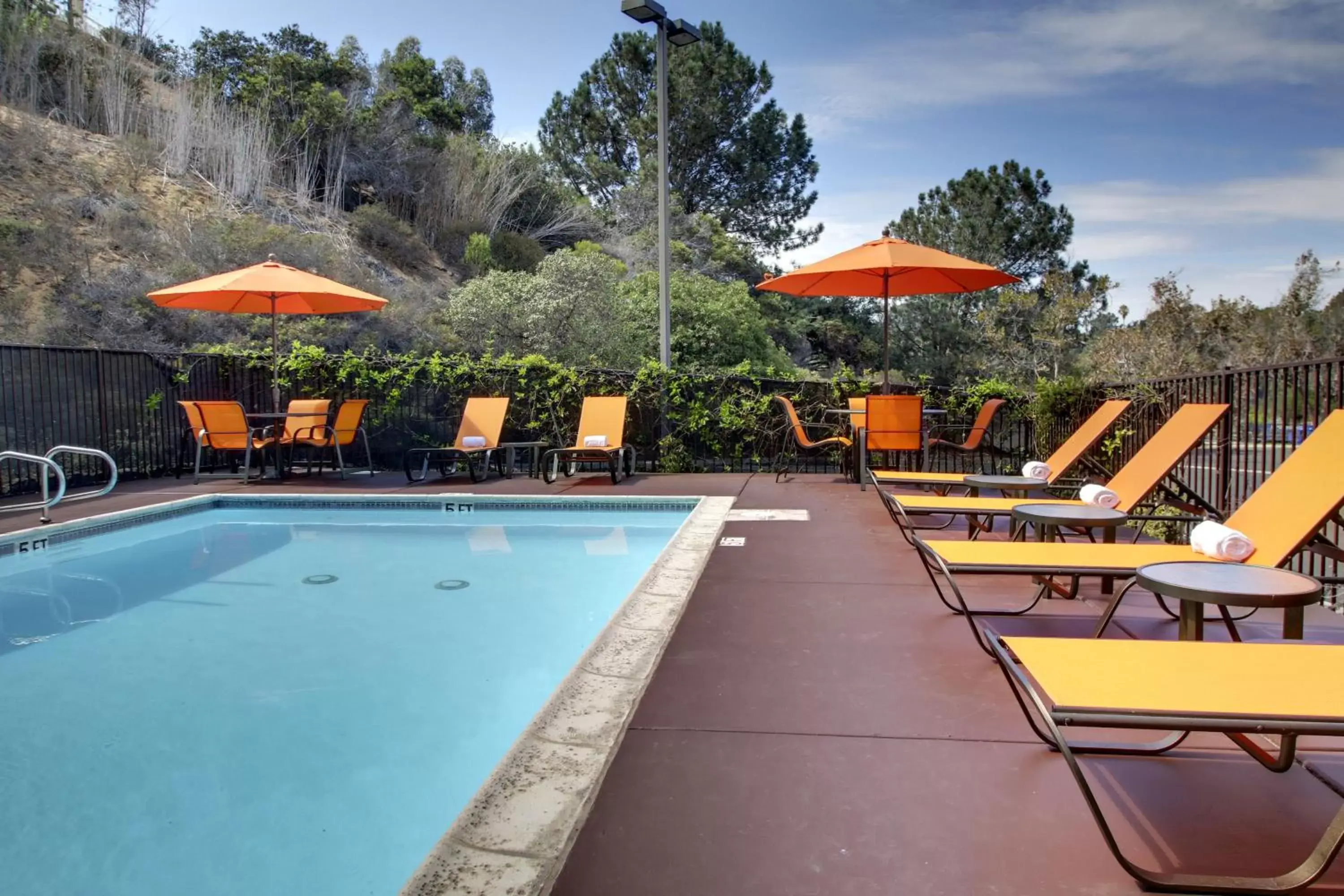 Communal lounge/ TV room, Swimming Pool in Days Inn by Wyndham Encinitas Moonlight Beach