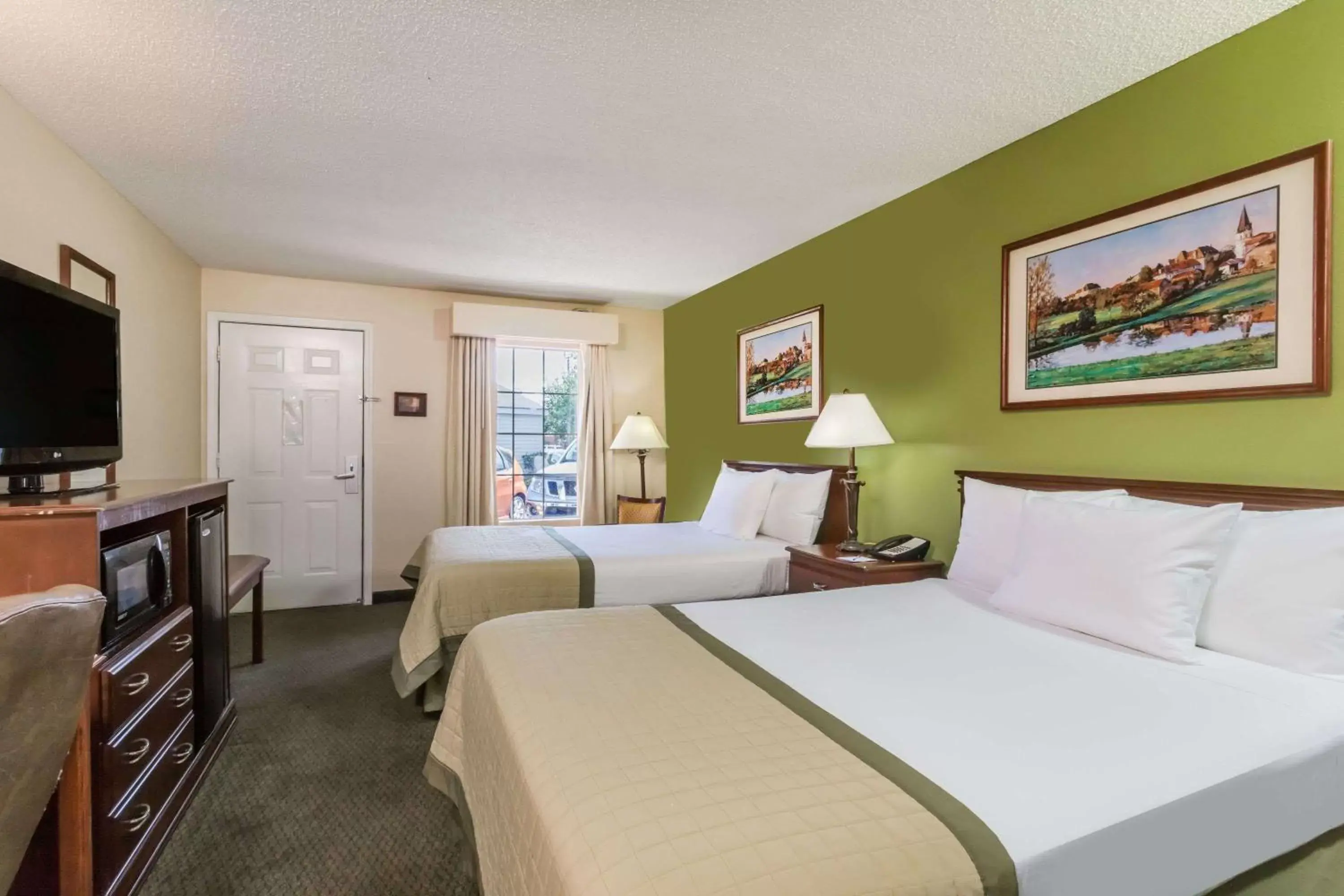 Photo of the whole room, Bed in Baymont by Wyndham Waycross