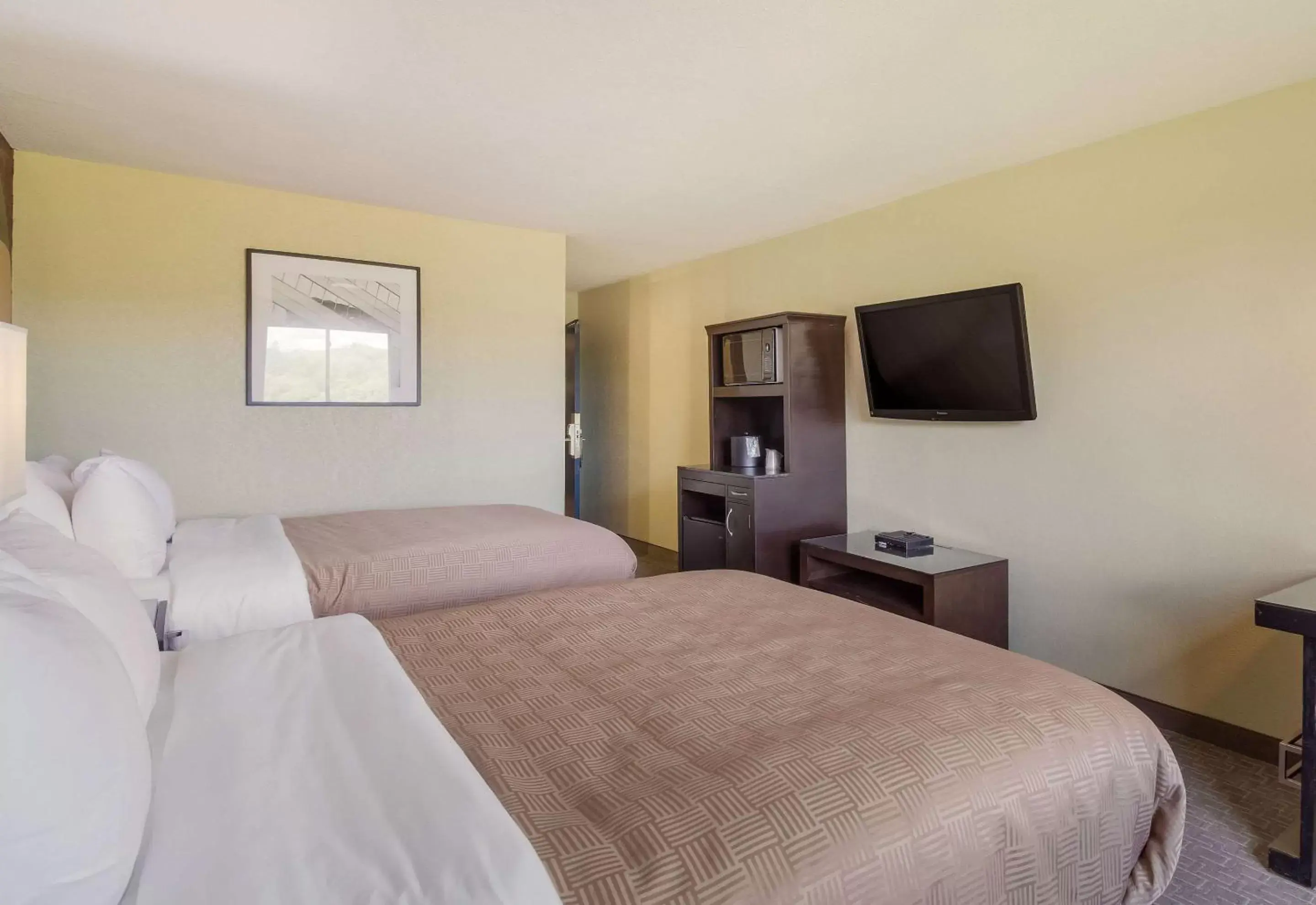 Bedroom, Bed in Clarion Inn