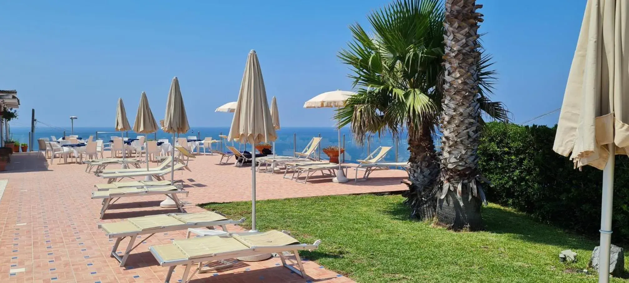 Balcony/Terrace, Beach in Hotel Albatros