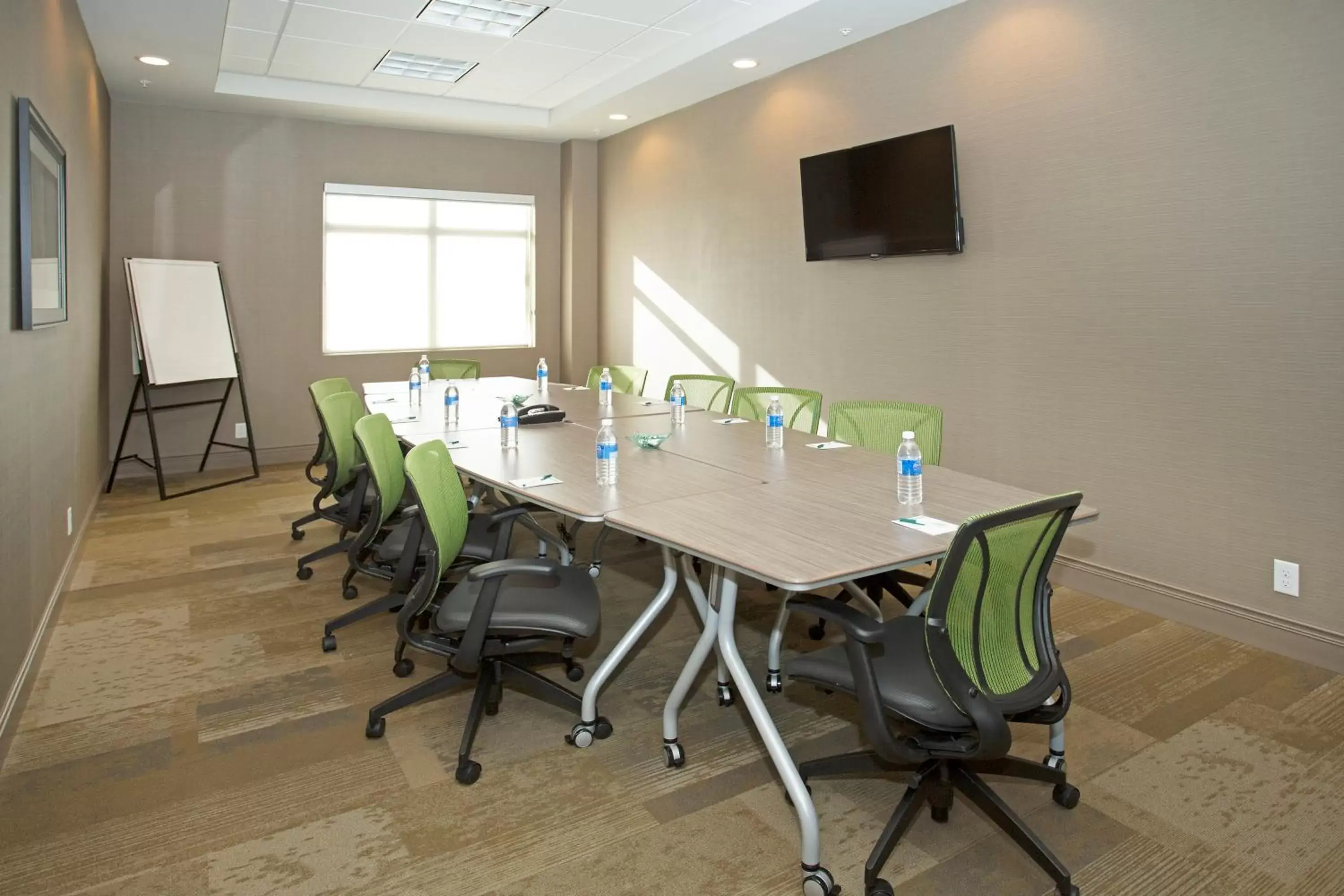 Meeting/conference room in Wingate by Wyndham Calgary Airport