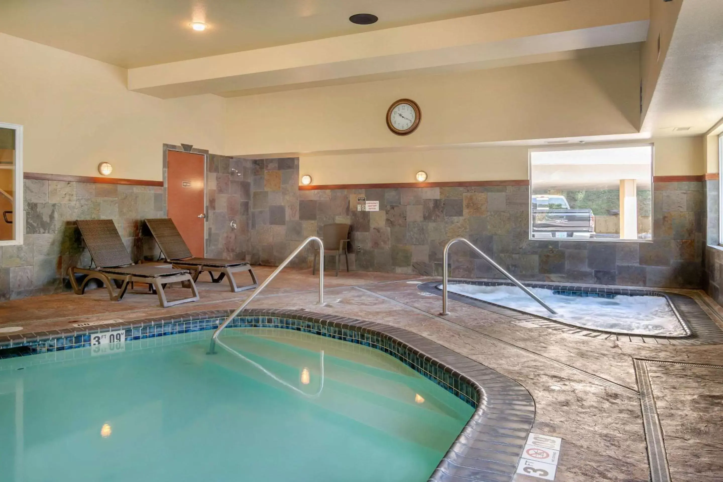 On site, Swimming Pool in Comfort Inn & Suites Lincoln City