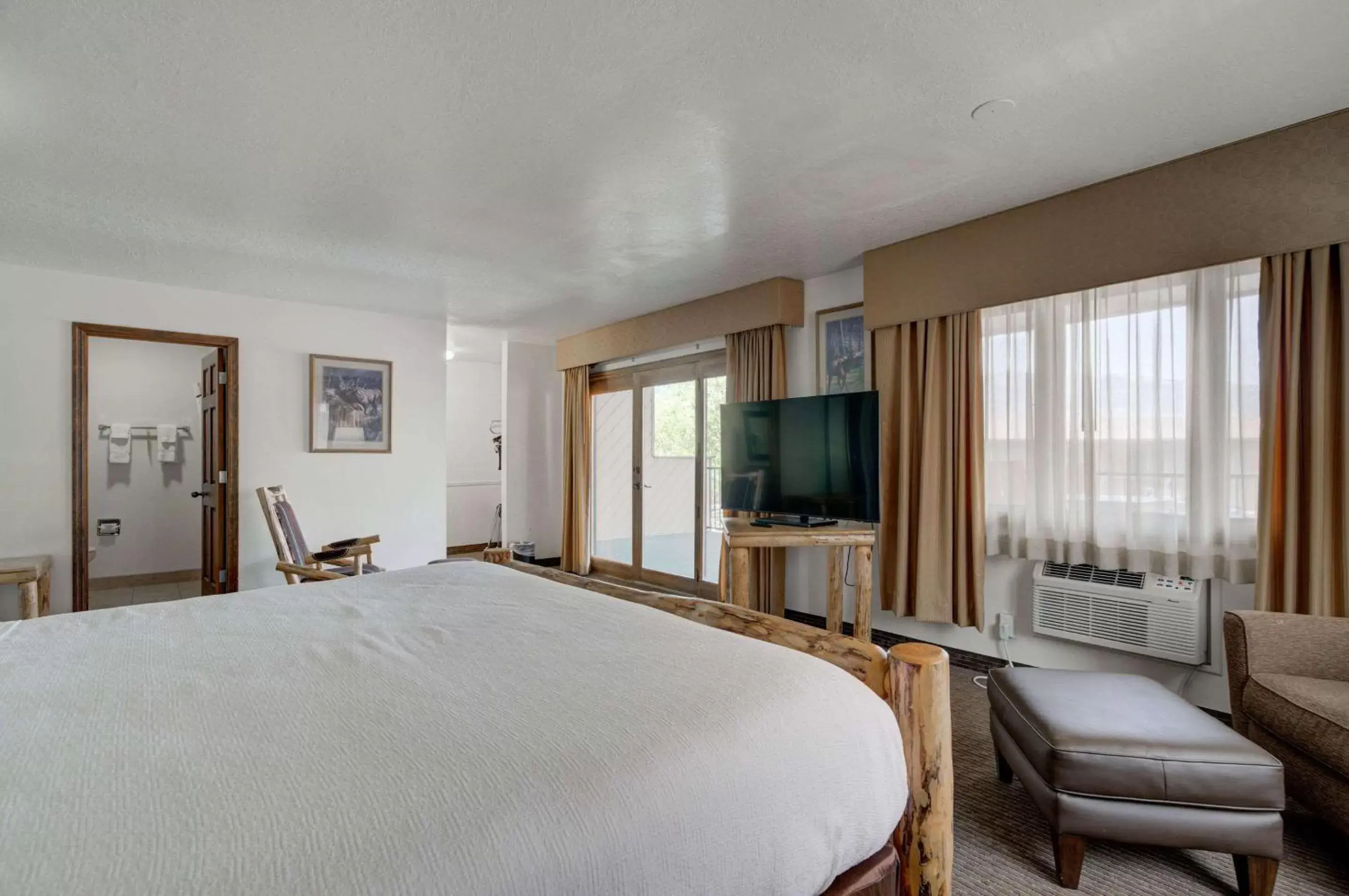 Bedroom, Bed in The Ridgeline Hotel at Yellowstone, Ascend Hotel Collection