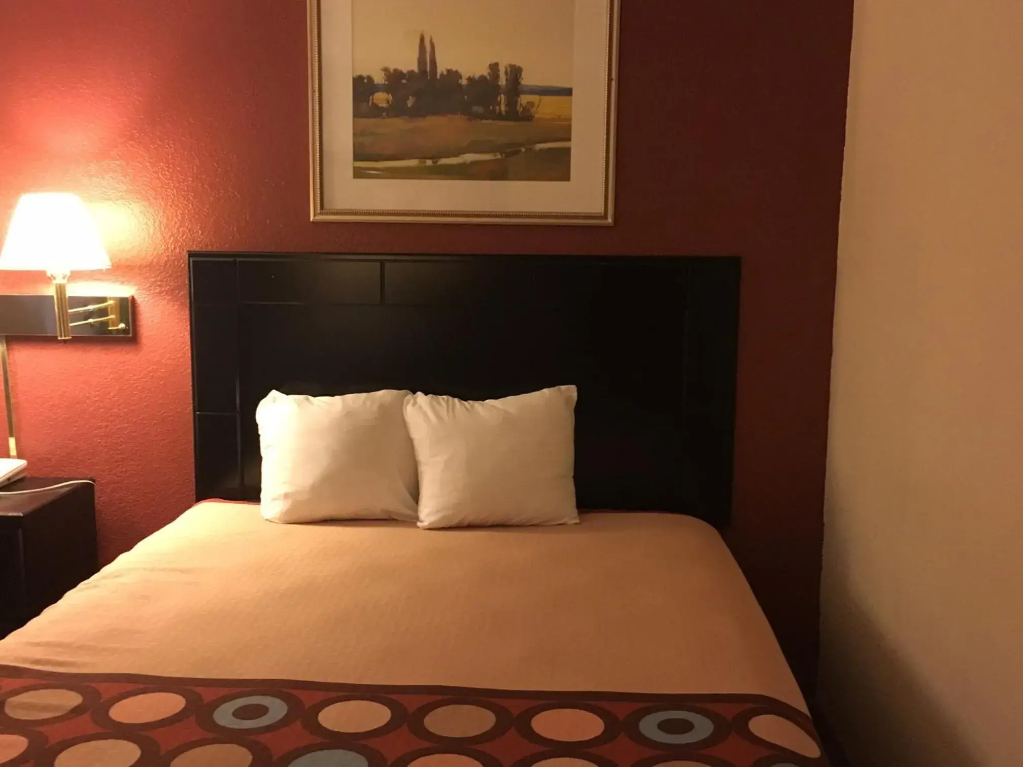 Photo of the whole room, Bed in Super 8 by Wyndham New Castle
