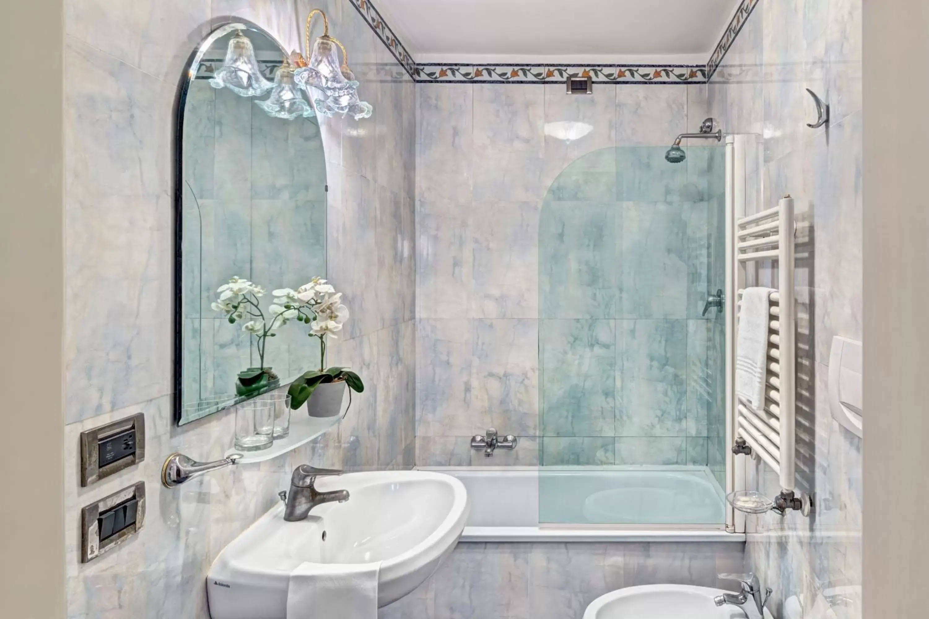 Quadruple Room with Canal View in Hotel Tre Archi Quadruple Room with Canal View in Hotel Tre Archi