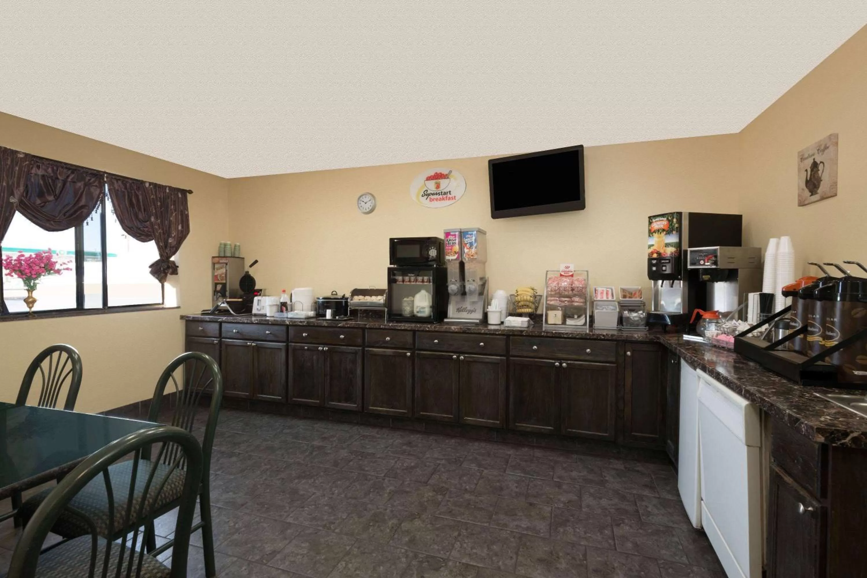 Restaurant/places to eat in Super 8 by Wyndham Topeka/Wanamaker RD/I-70