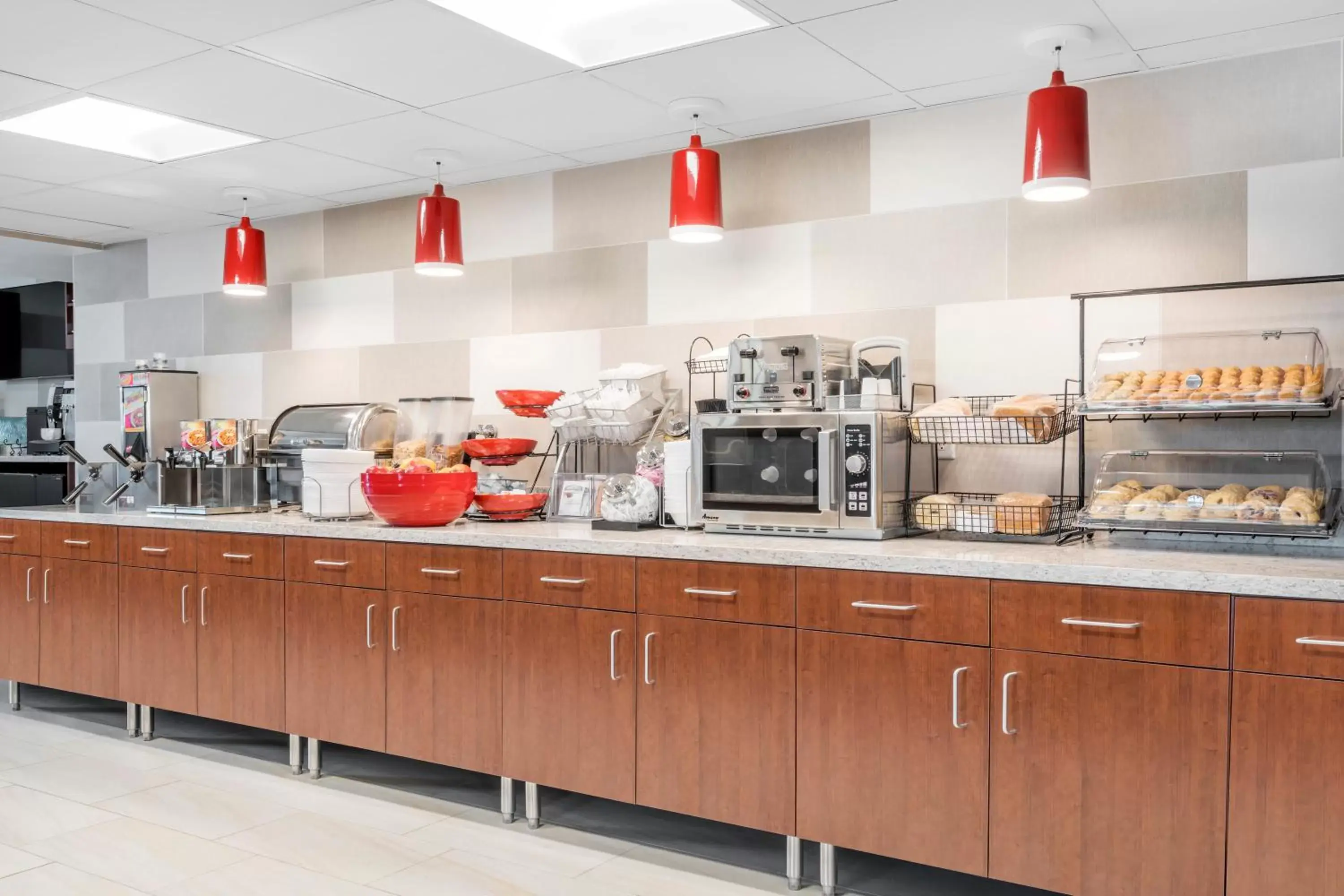 Continental breakfast, Restaurant/Places to Eat in Ramada by Wyndham Minneapolis Golden Valley