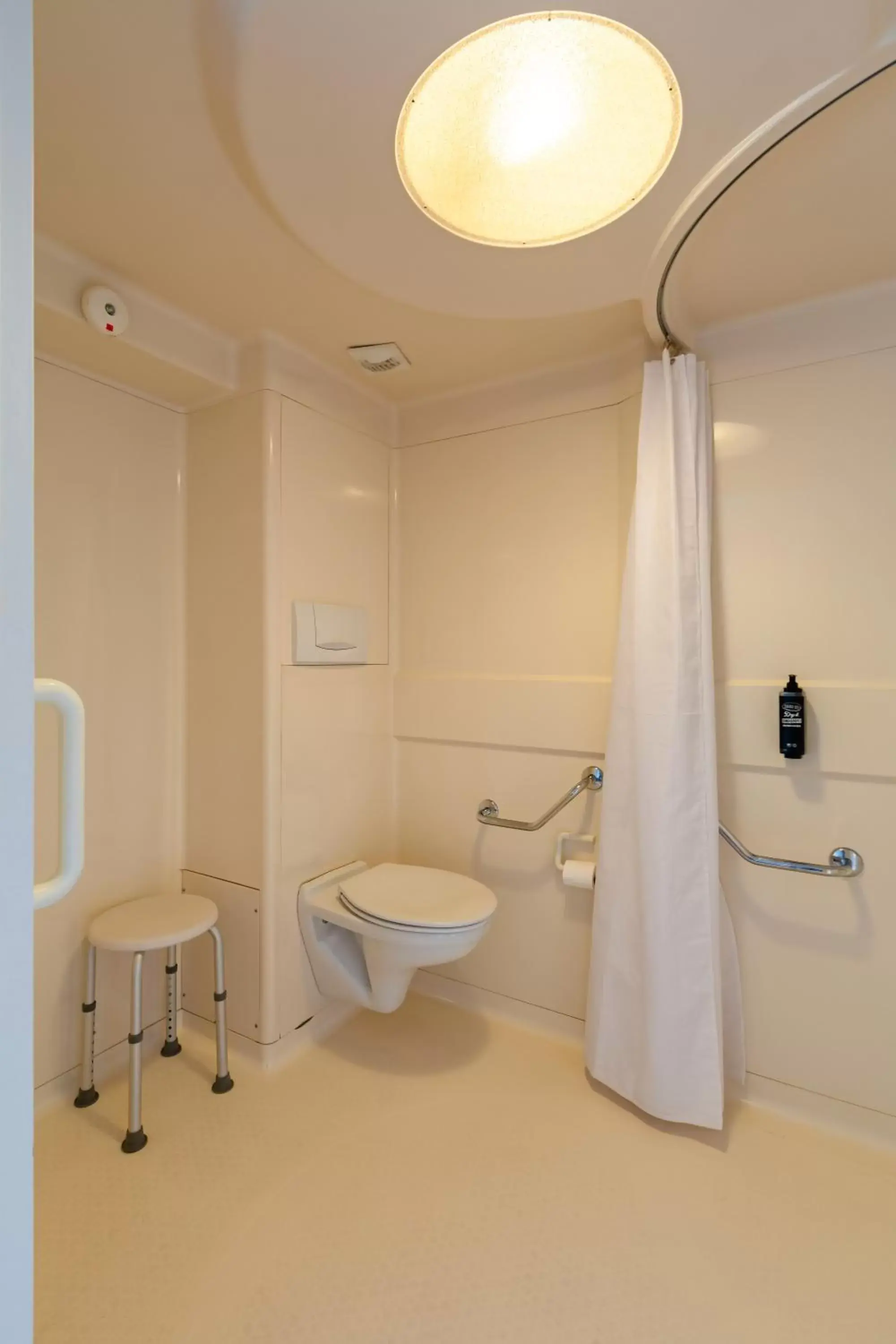 Facility for disabled guests, Bathroom in ibis budget Lyon Villeurbanne