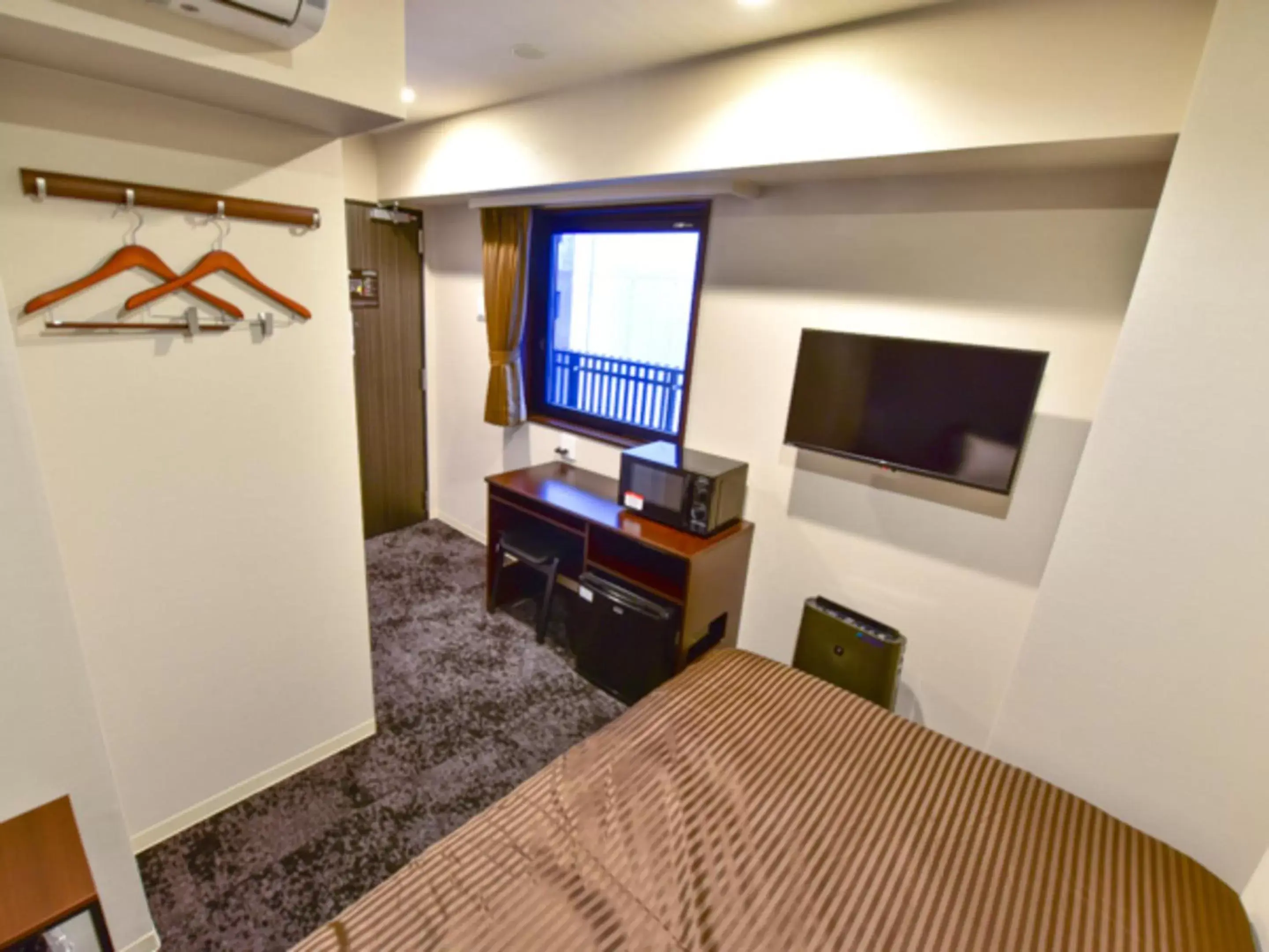 Bed, TV/Entertainment Center in HOTEL LiVEMAX Fukuoka Tenjin West