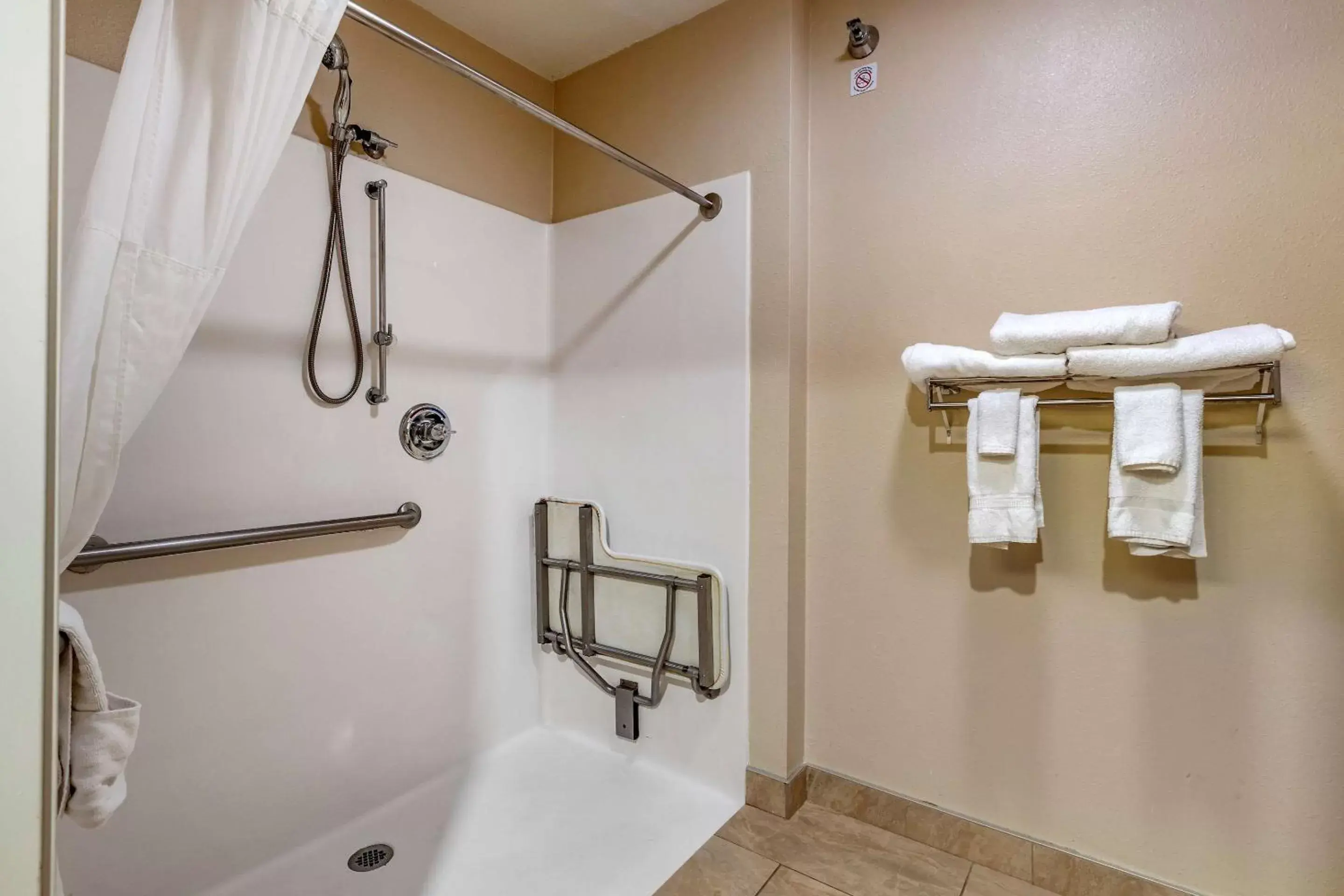 Bathroom in Comfort Inn & Suites Cedar Rapids North - Collins Road