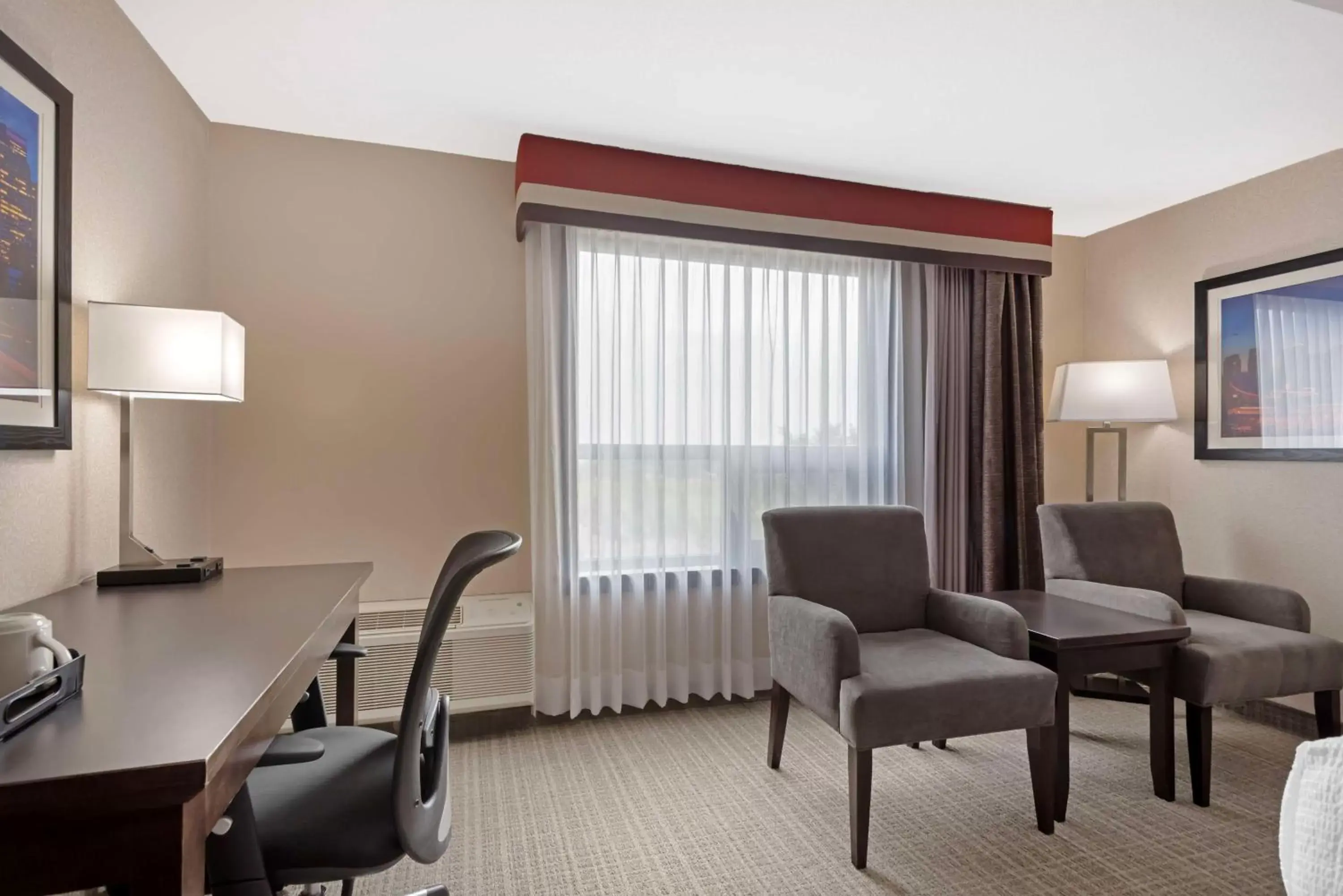 Bedroom, Seating Area in Best Western PLUS Port O'Call Hotel