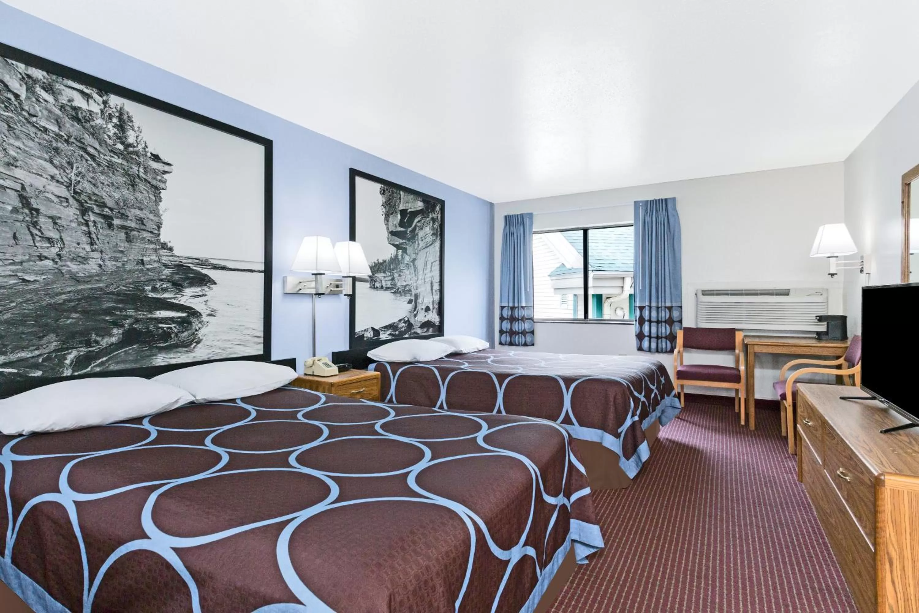 Bed in Super 8 by Wyndham Wisconsin Dells