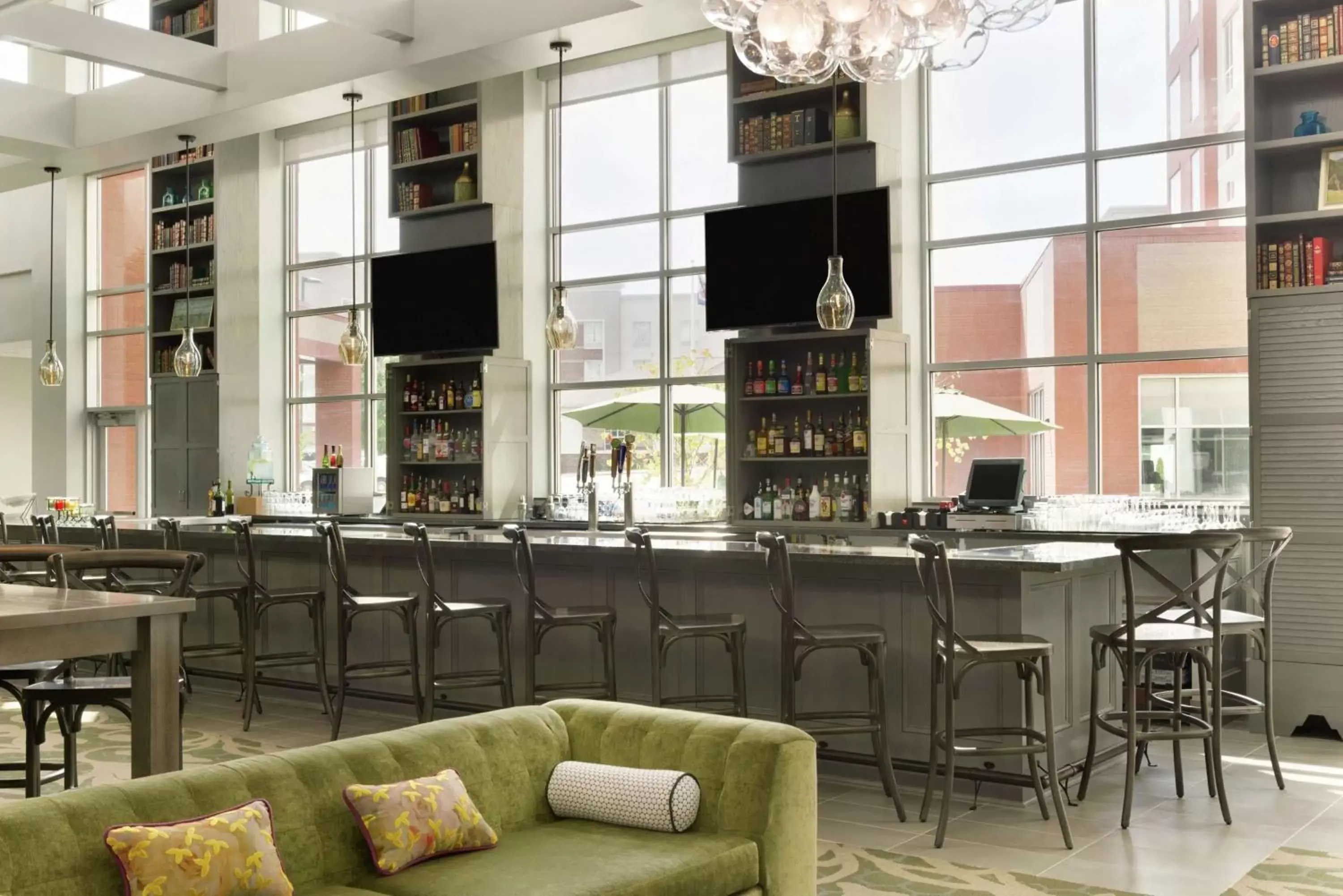 Lounge or bar, Restaurant/Places to Eat in Embassy Suites Charlotte/Ayrsley