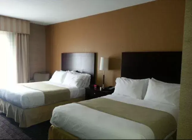 Bed in Holiday Inn Express & Suites Arkadelphia - Caddo Valley, an IHG Hotel