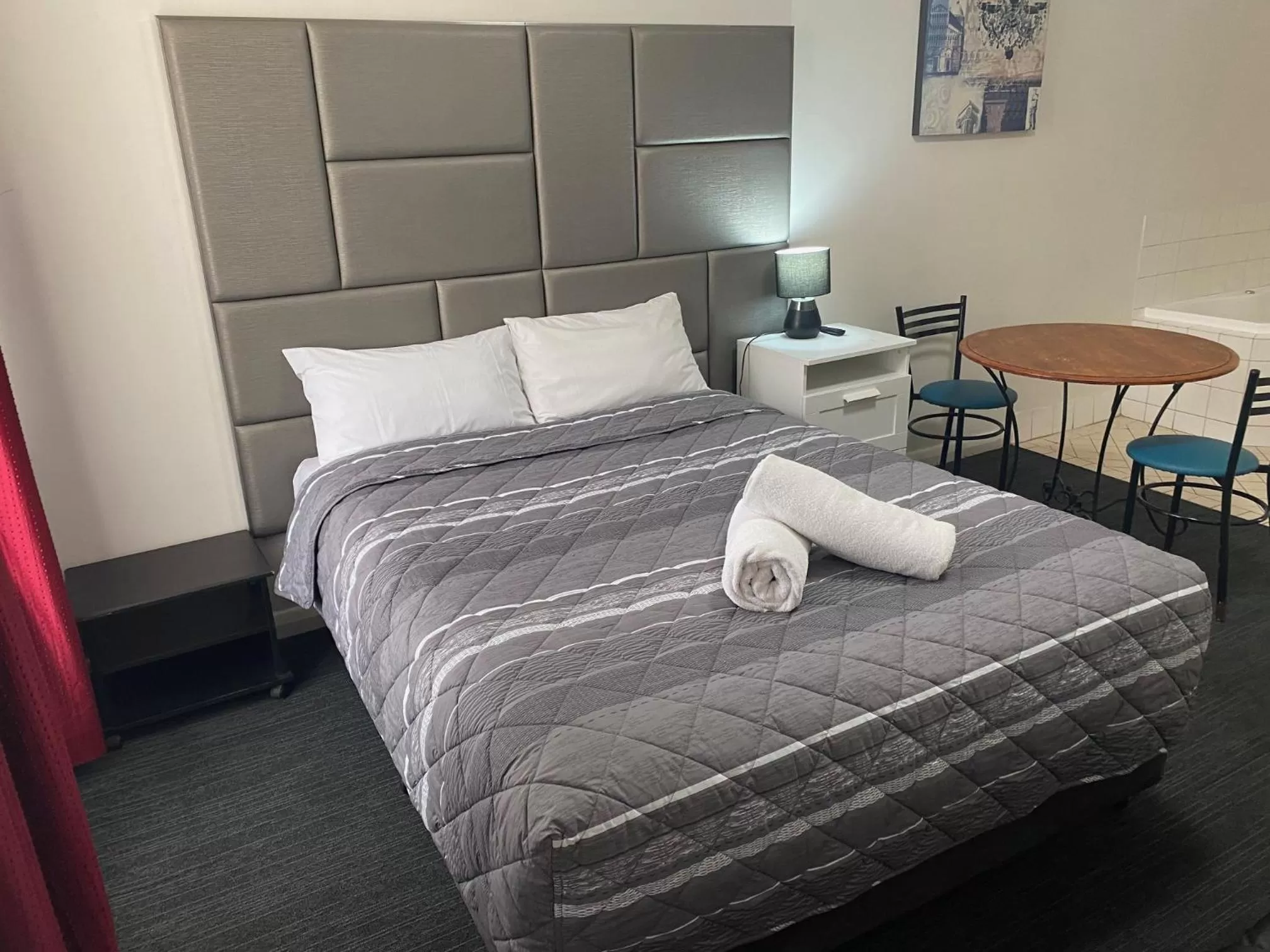 Seating area, Bed in Tollgate Motel