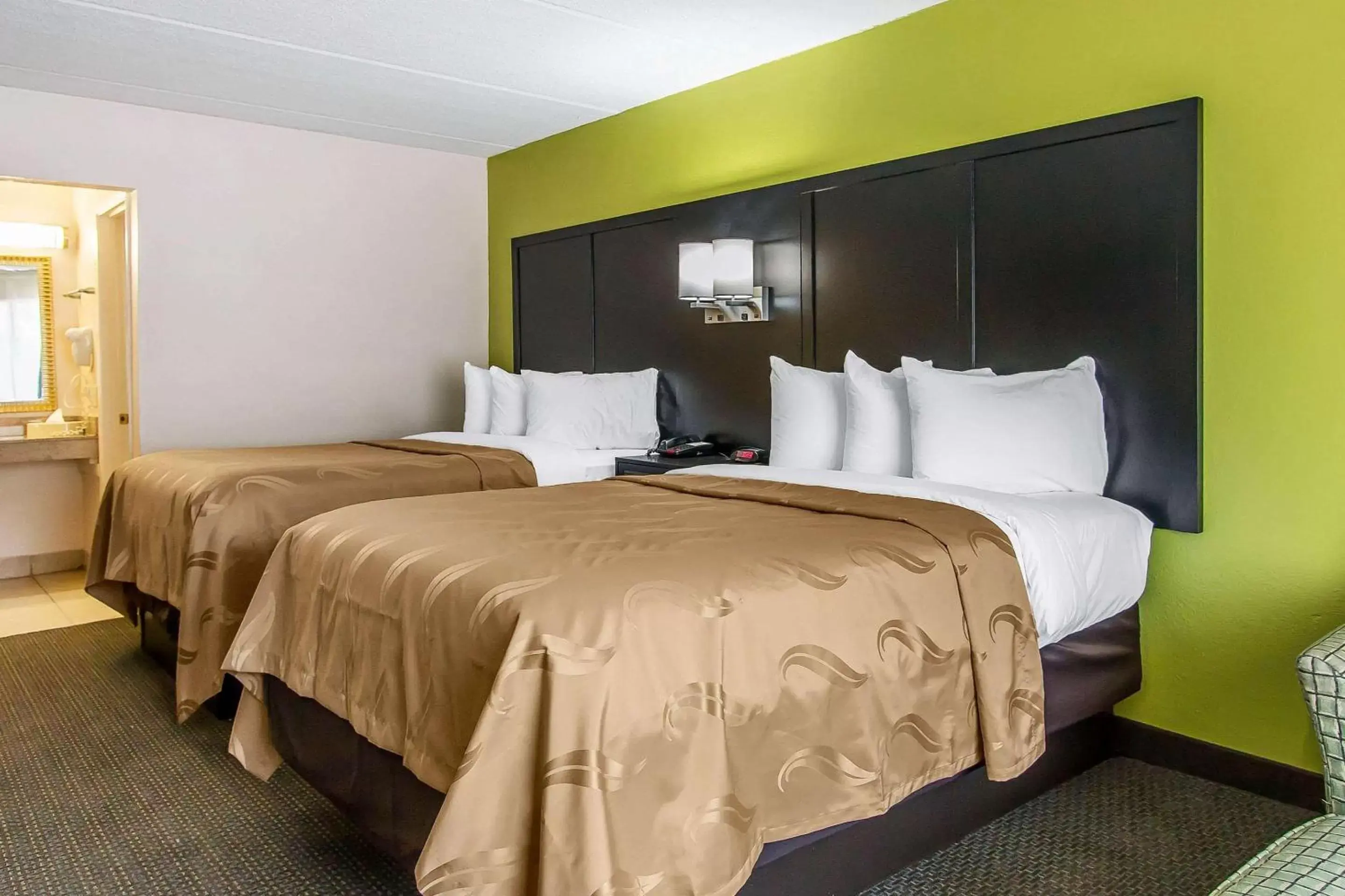 Photo of the whole room, Bed in Quality Inn Hinesville - Fort Stewart Area, Kitchenette Rooms - Pool - Guest Laundry