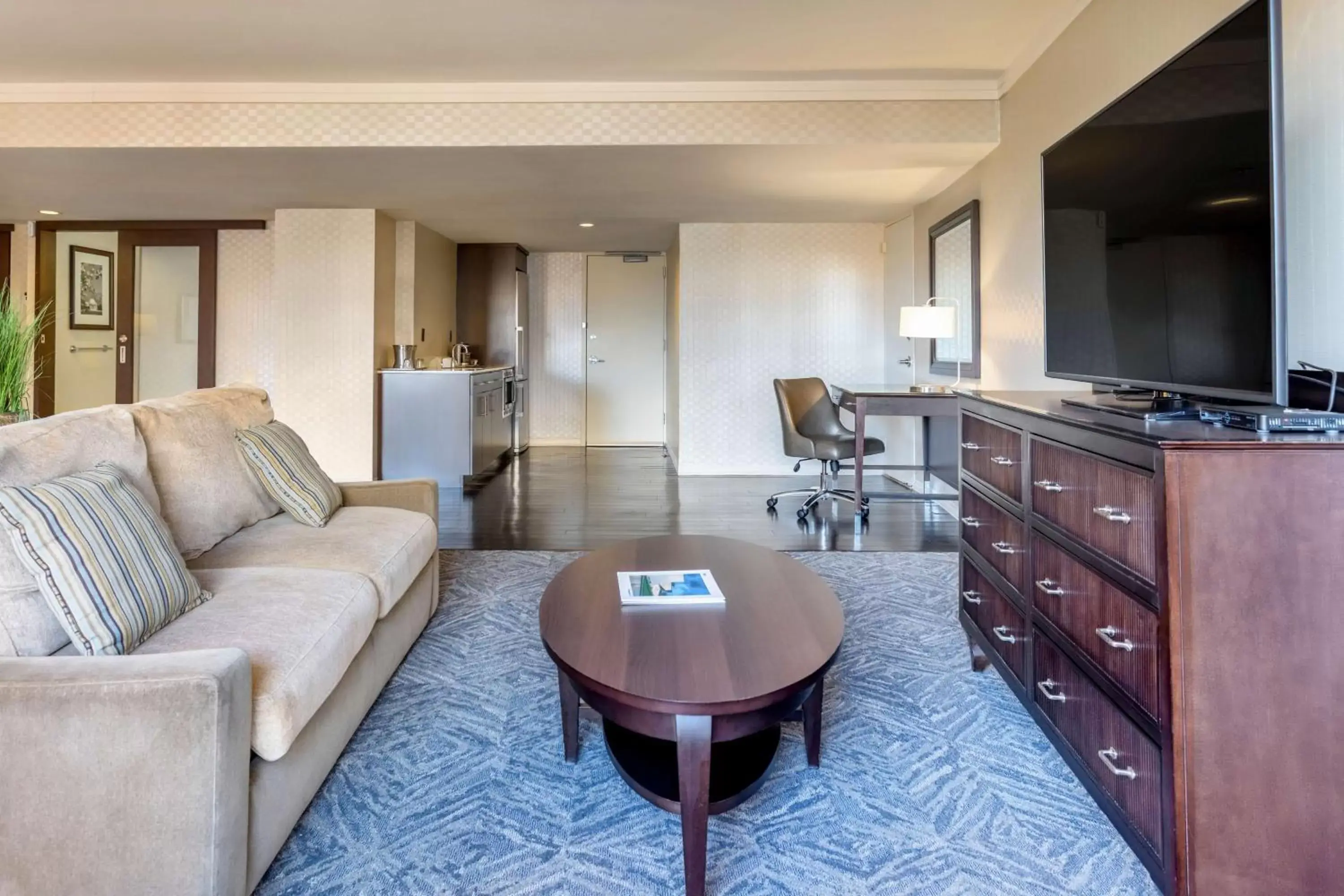 Bedroom, Seating Area in Washington Hilton