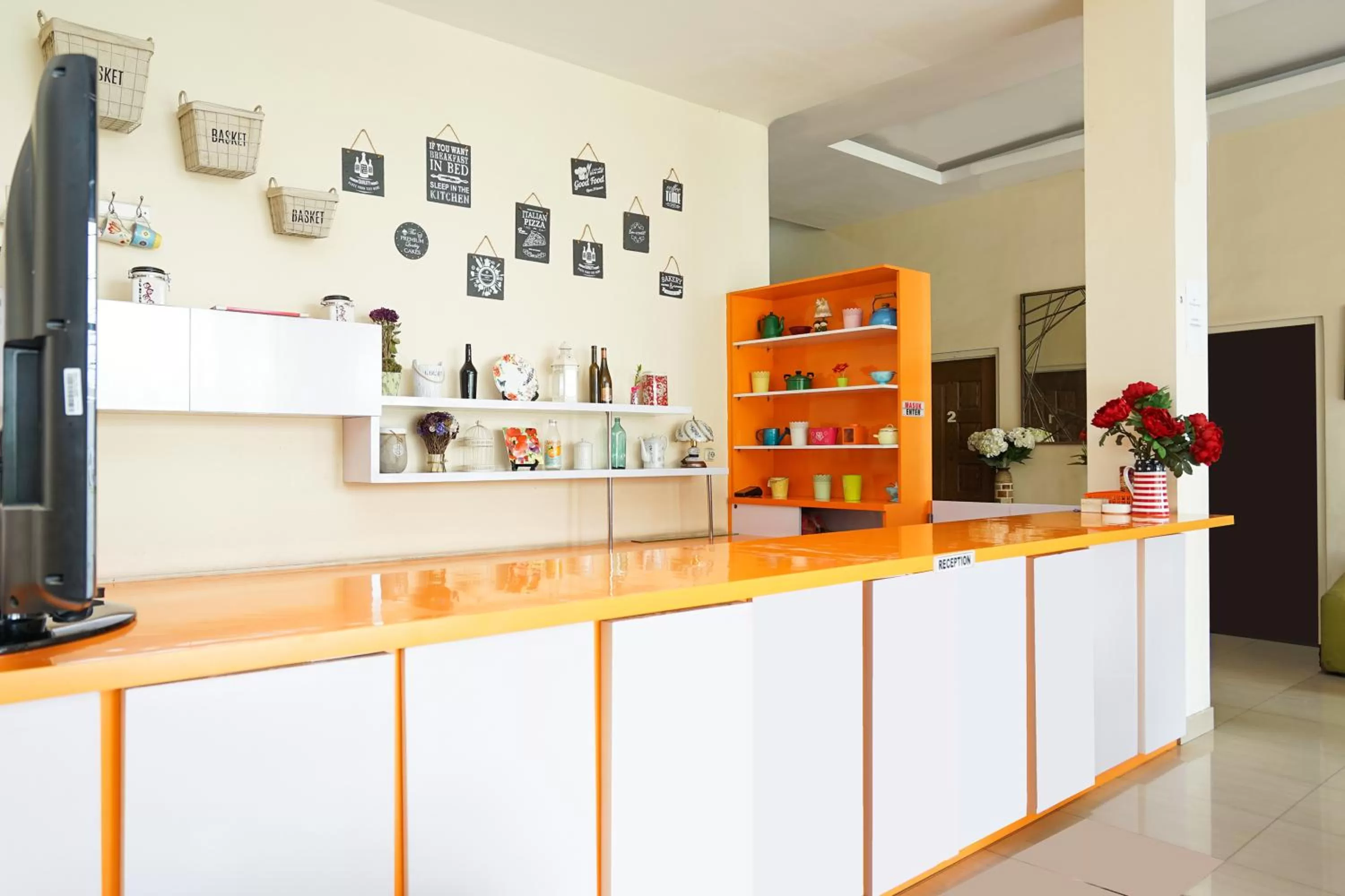 Lobby or reception in Pratisarawirya Guesthouse by ecommerceloka