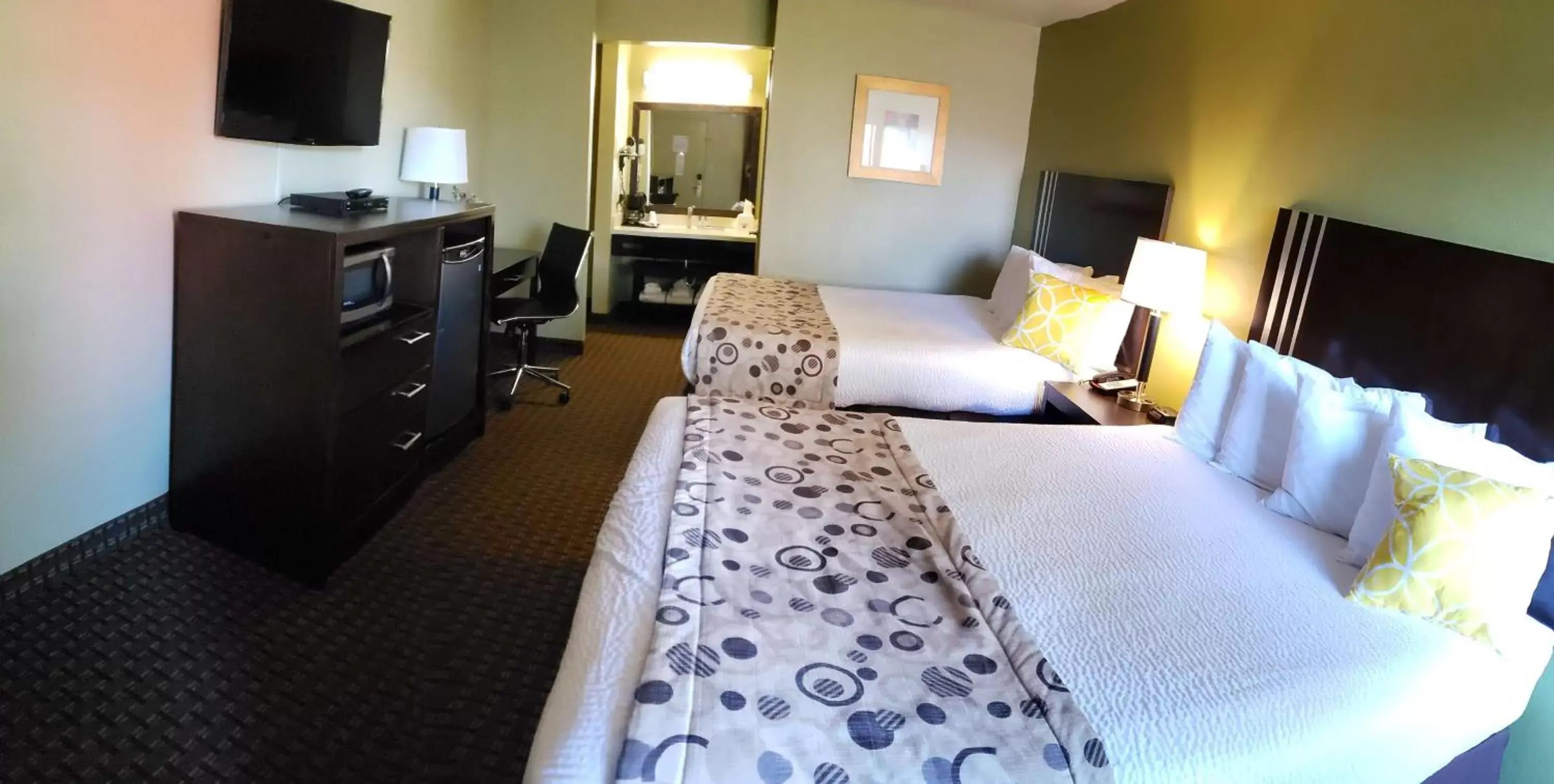 Photo of the whole room, Bed in SureStay Hotel by Best Western Vallejo Napa Valley