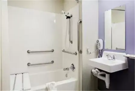 Hot Tub, Bathroom in Microtel Inn & Suites by Wyndham Gallup