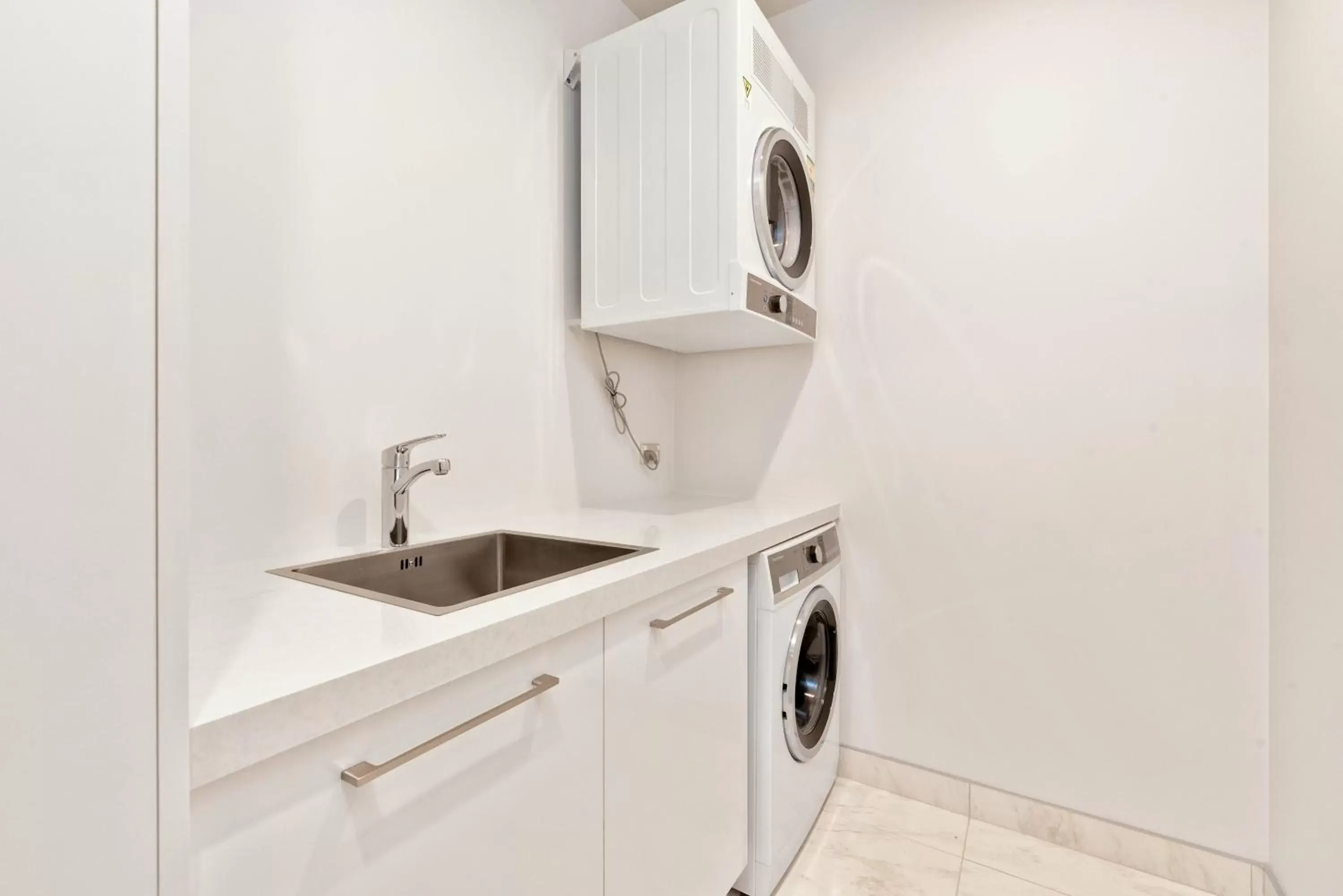 laundry, Kitchen/Kitchenette in The Rees Hotel & Luxury Apartments