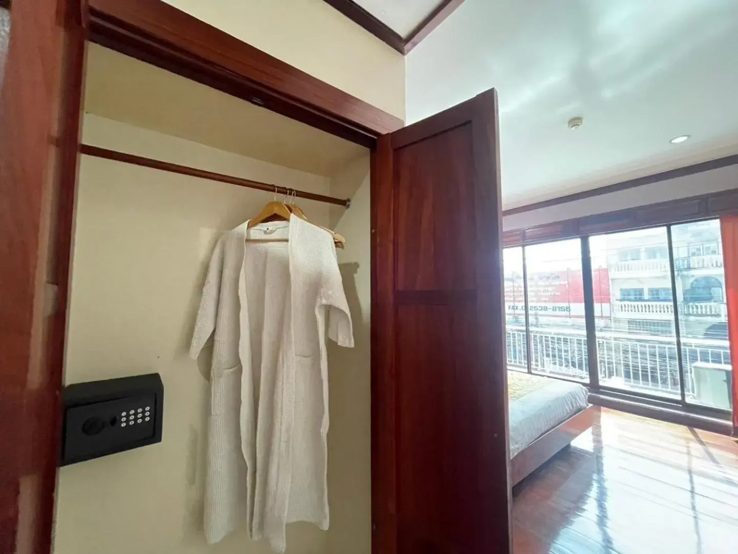 wardrobe, Bathroom in The President Hotel at Chokchai 4