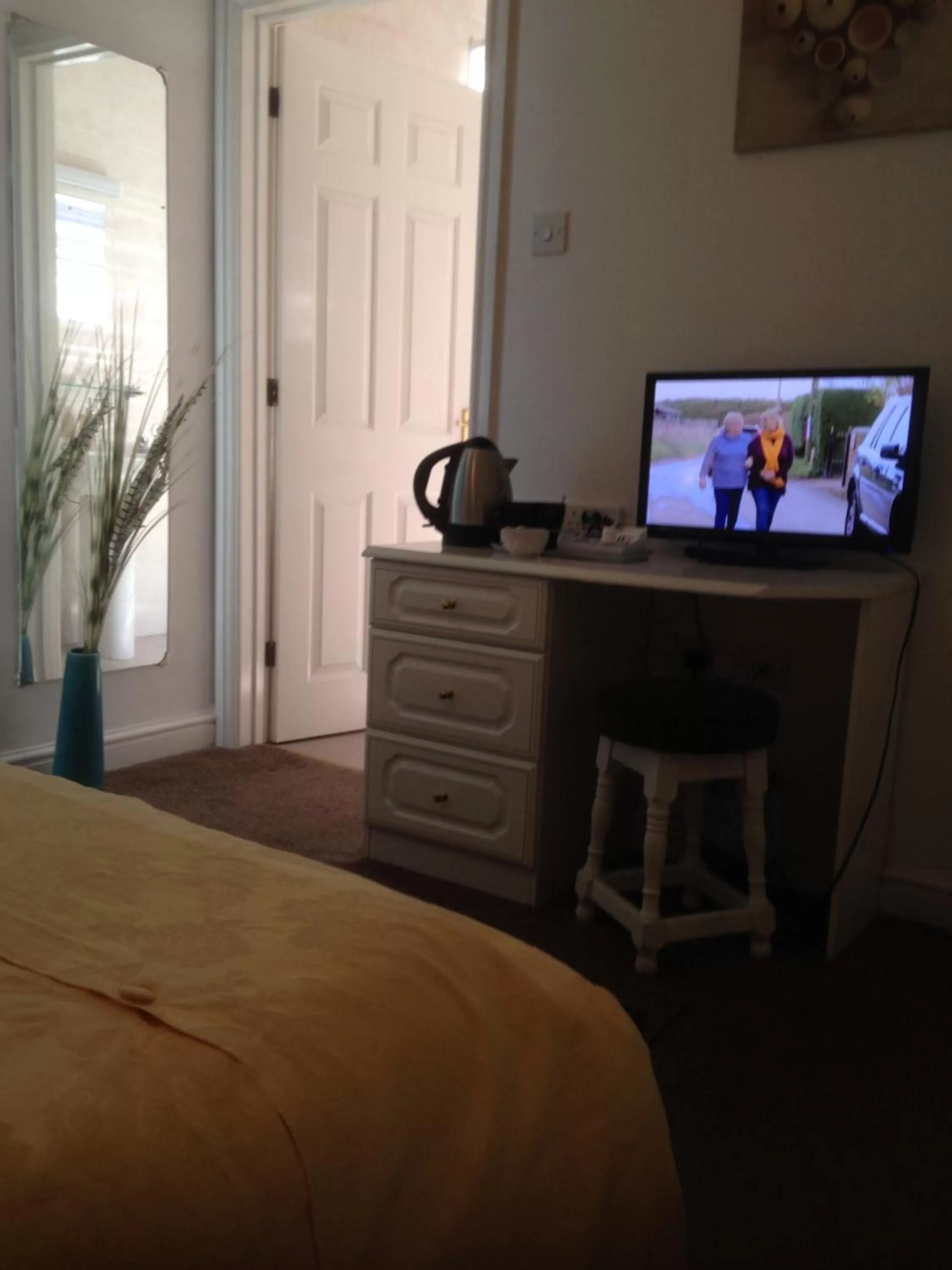 Coffee/tea facilities, Bed in Lynebank House Hotel, Bed & Breakfast