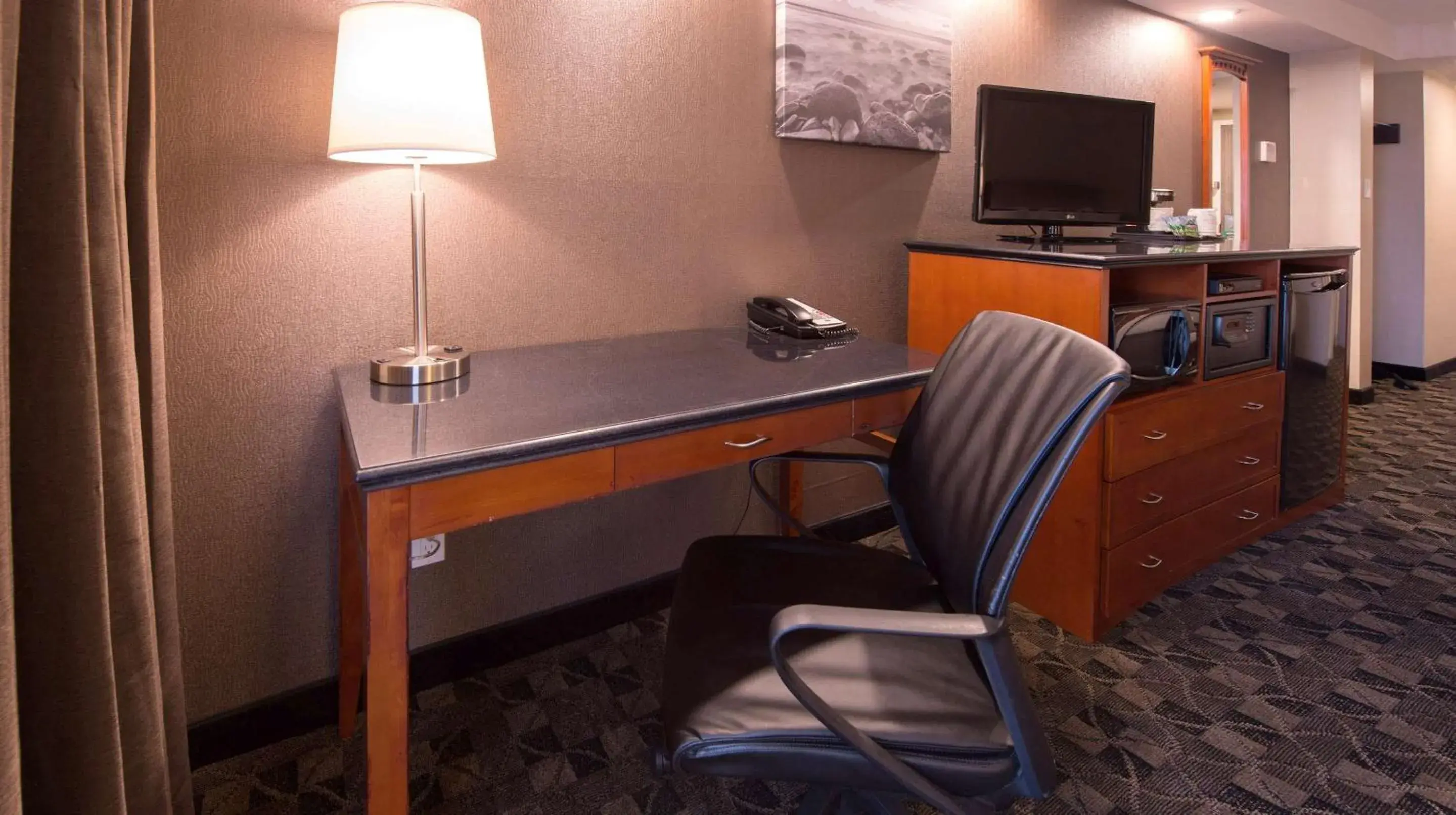 TV and multimedia, TV/Entertainment Center in Best Western Northgate Inn