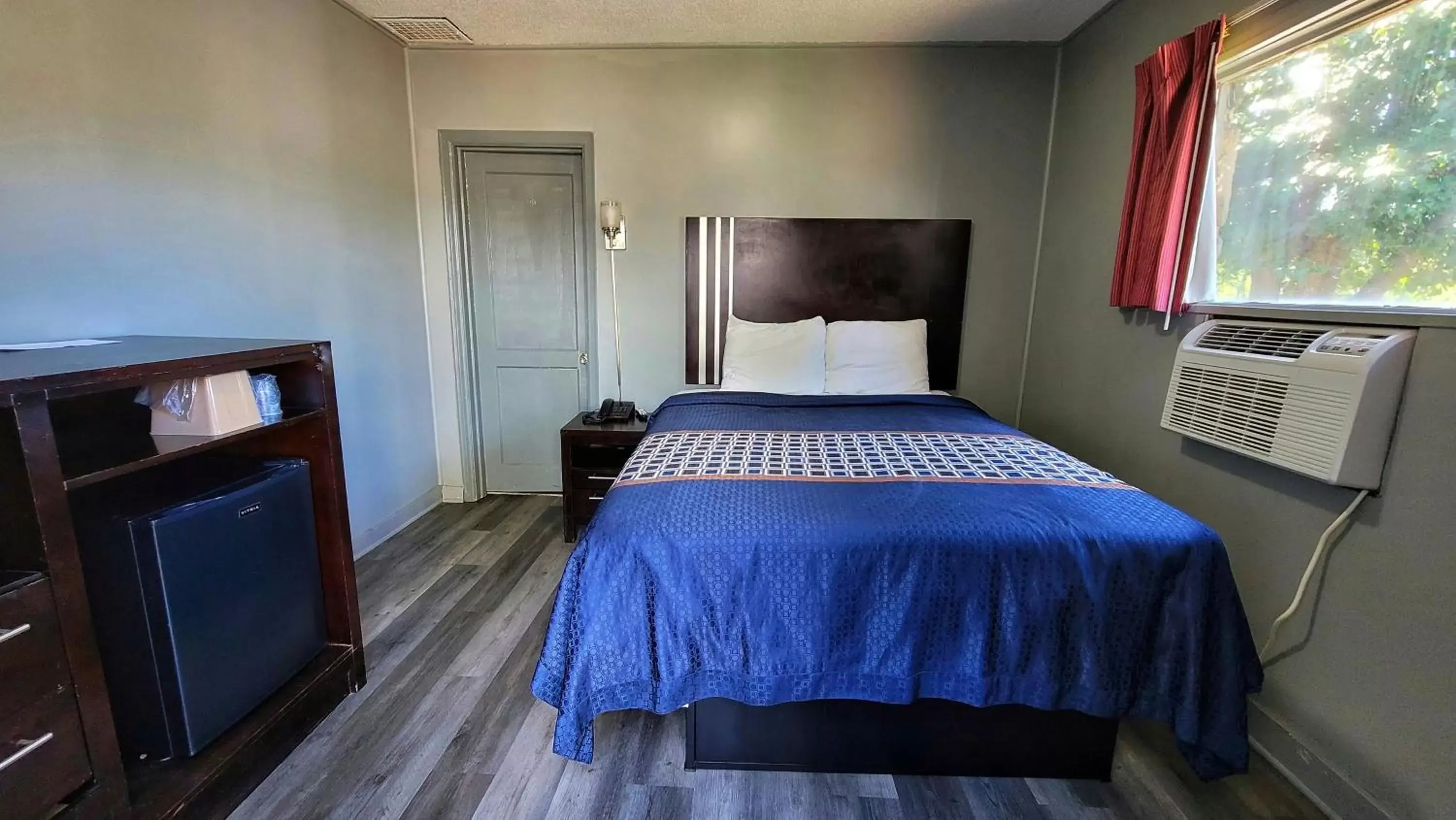 Bedroom, TV/Entertainment Center in Rock Haven Motel