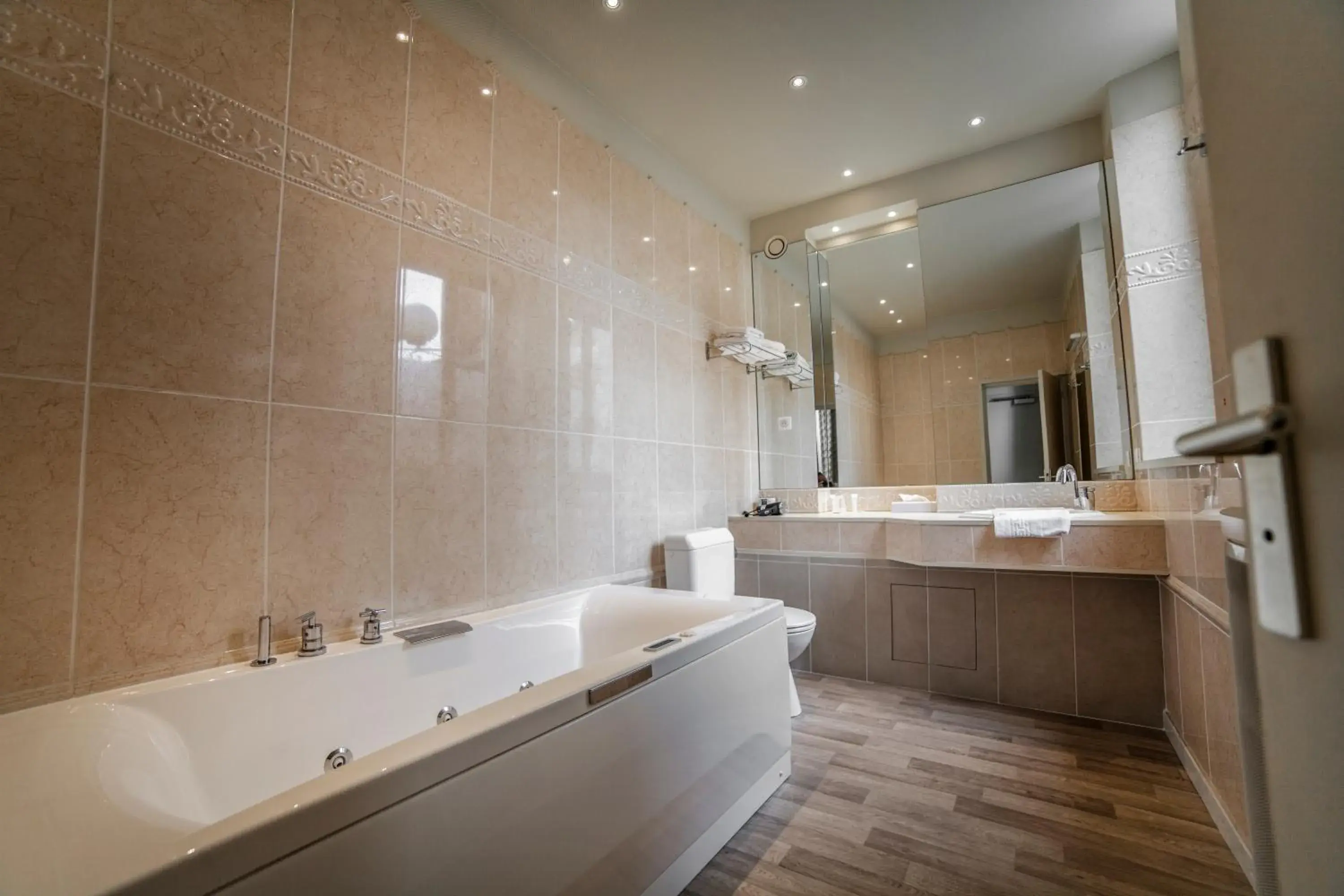 Bathroom in Logis Les Hauts de Montreuil / Le Patio