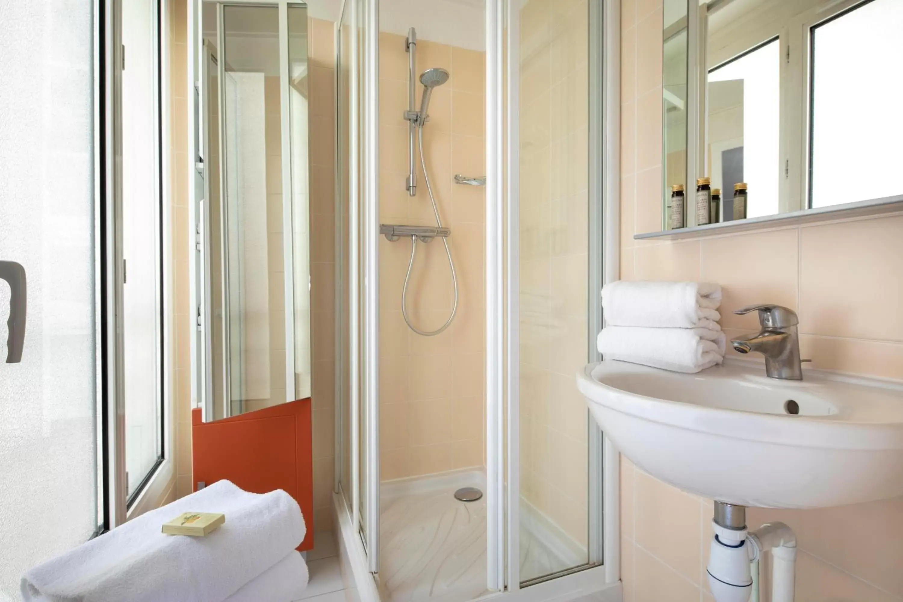 Shower, Bathroom in Hôtel des 3 Collèges