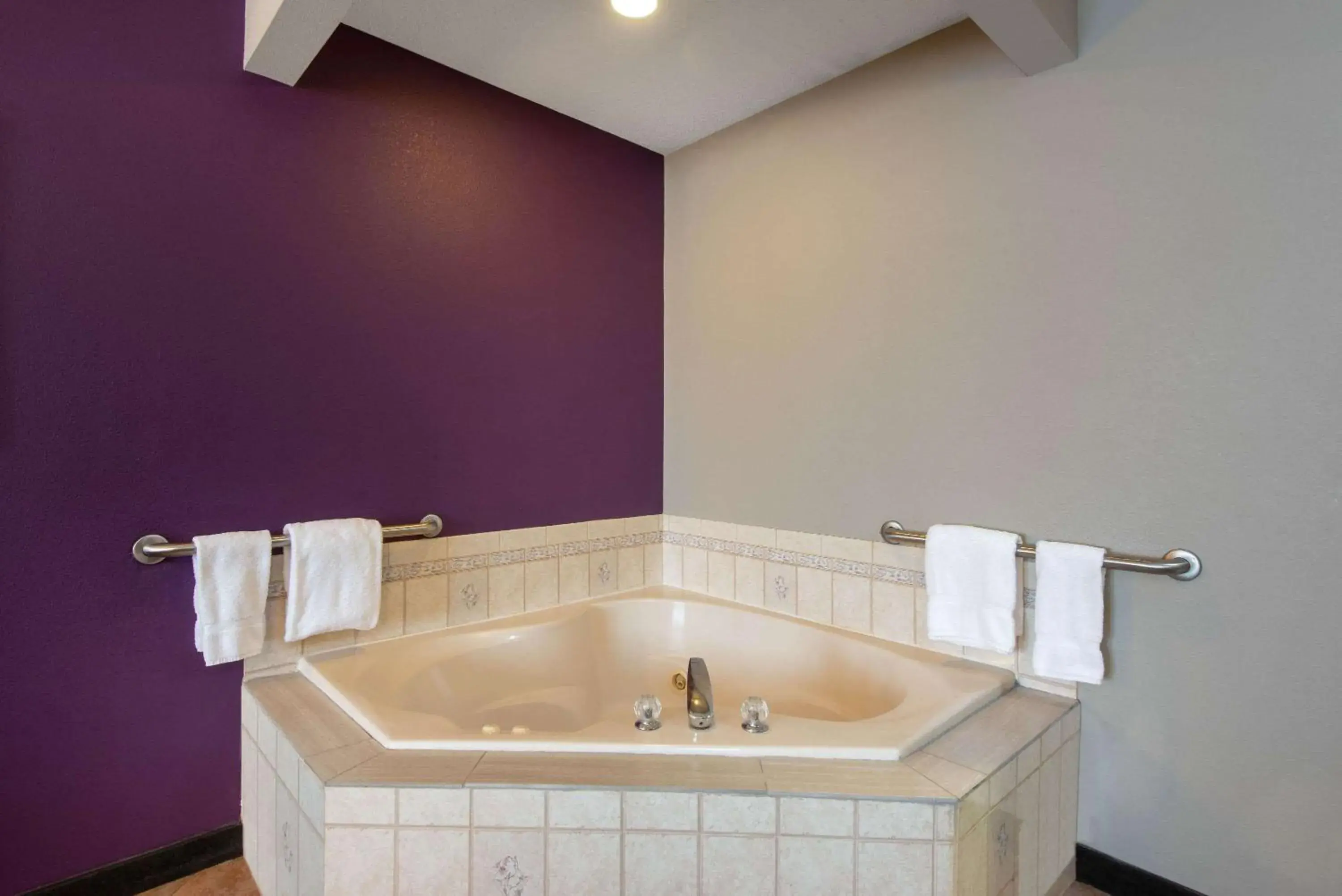 Photo of the whole room, Bathroom in La Quinta Inn & Suites by Wyndham Erie