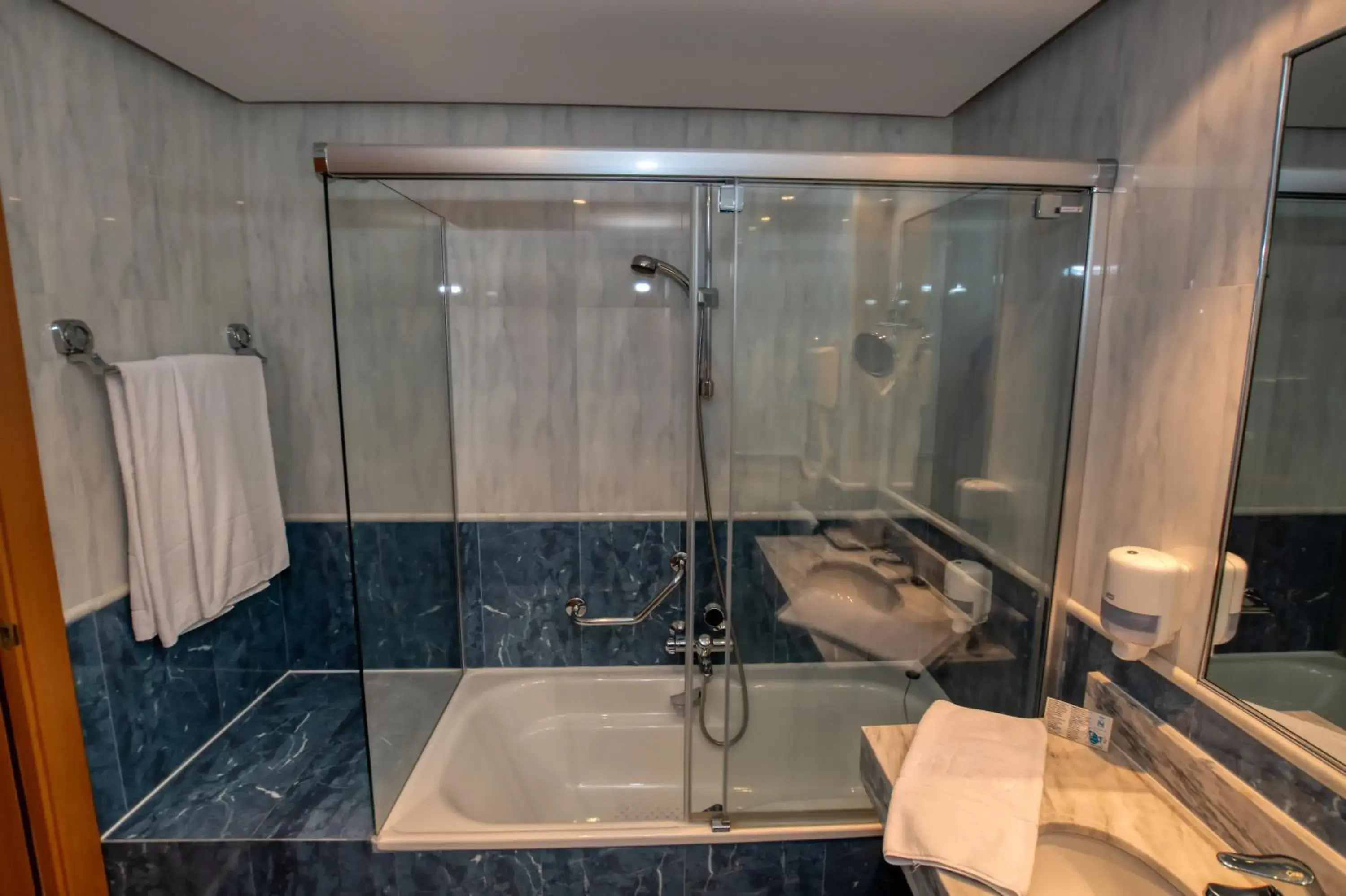 Shower, Bathroom in Hotel Castilla Vieja