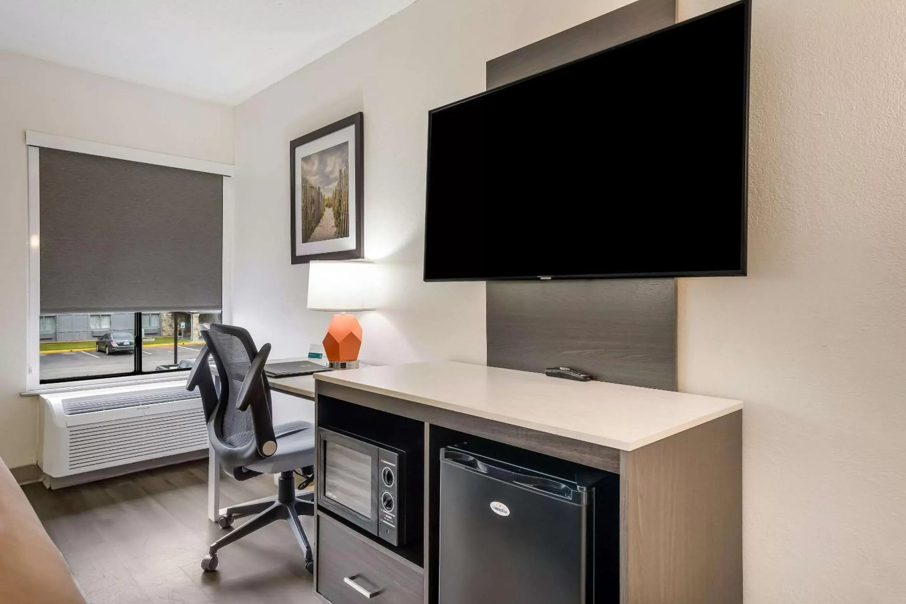 Photo of the whole room, TV/Entertainment Center in Quality Inn Jacksonville near Camp Lejeune