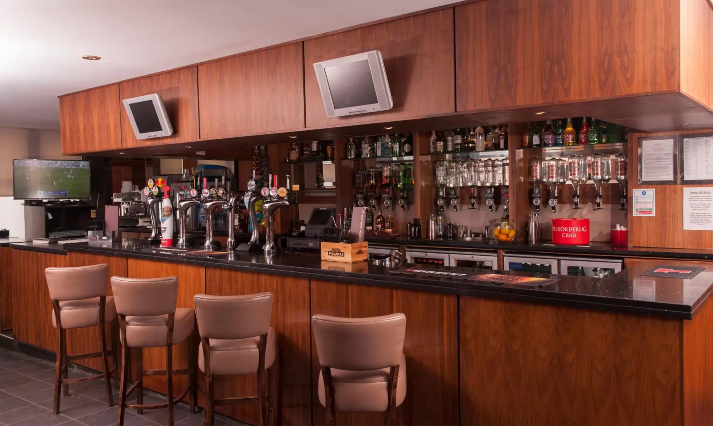 Lobby or reception, Lounge/Bar in The Fullarton Park Hotel