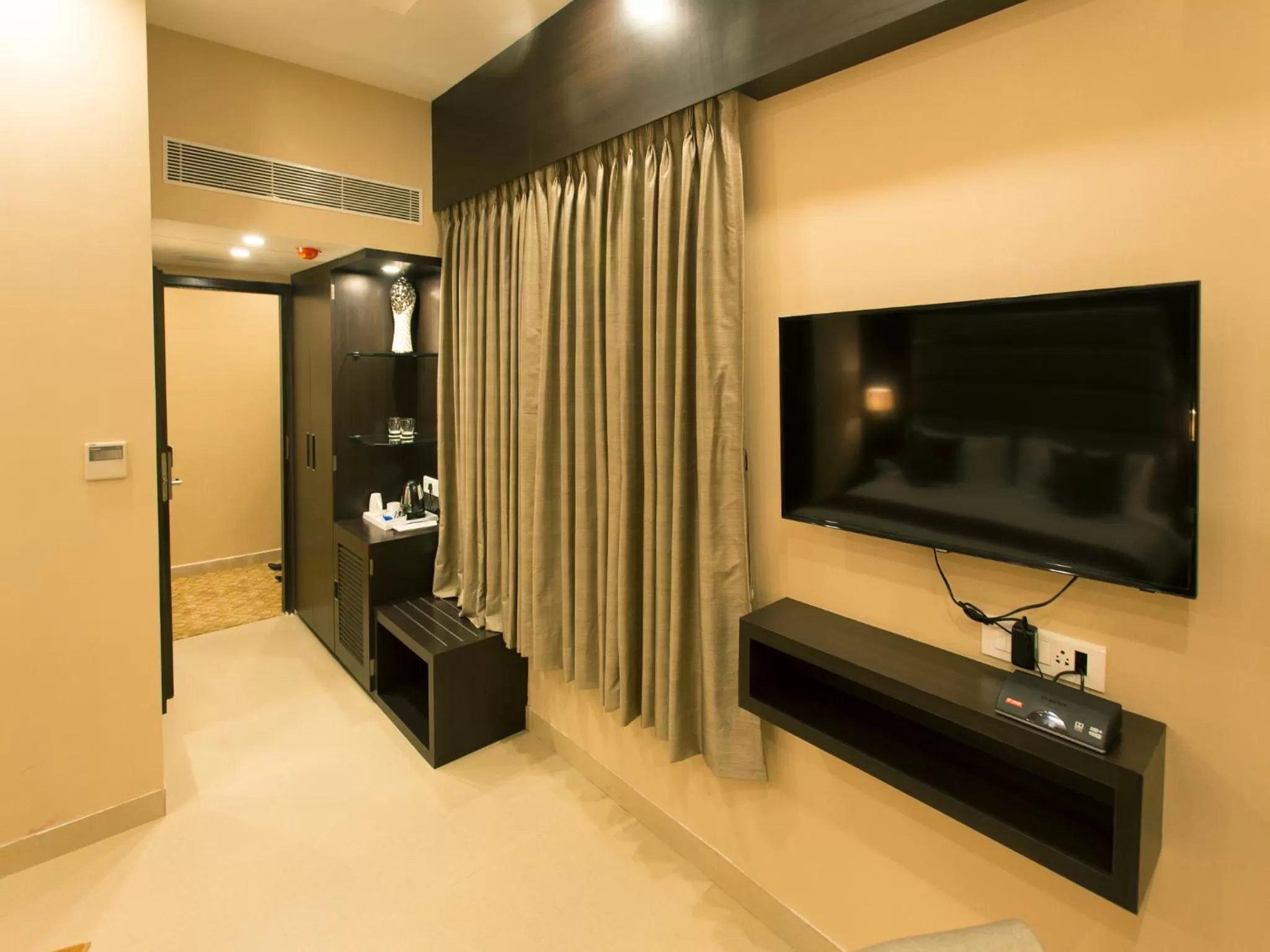 Coffee/tea facilities, Seating Area in Golden Tulip Saltlake Kolkata