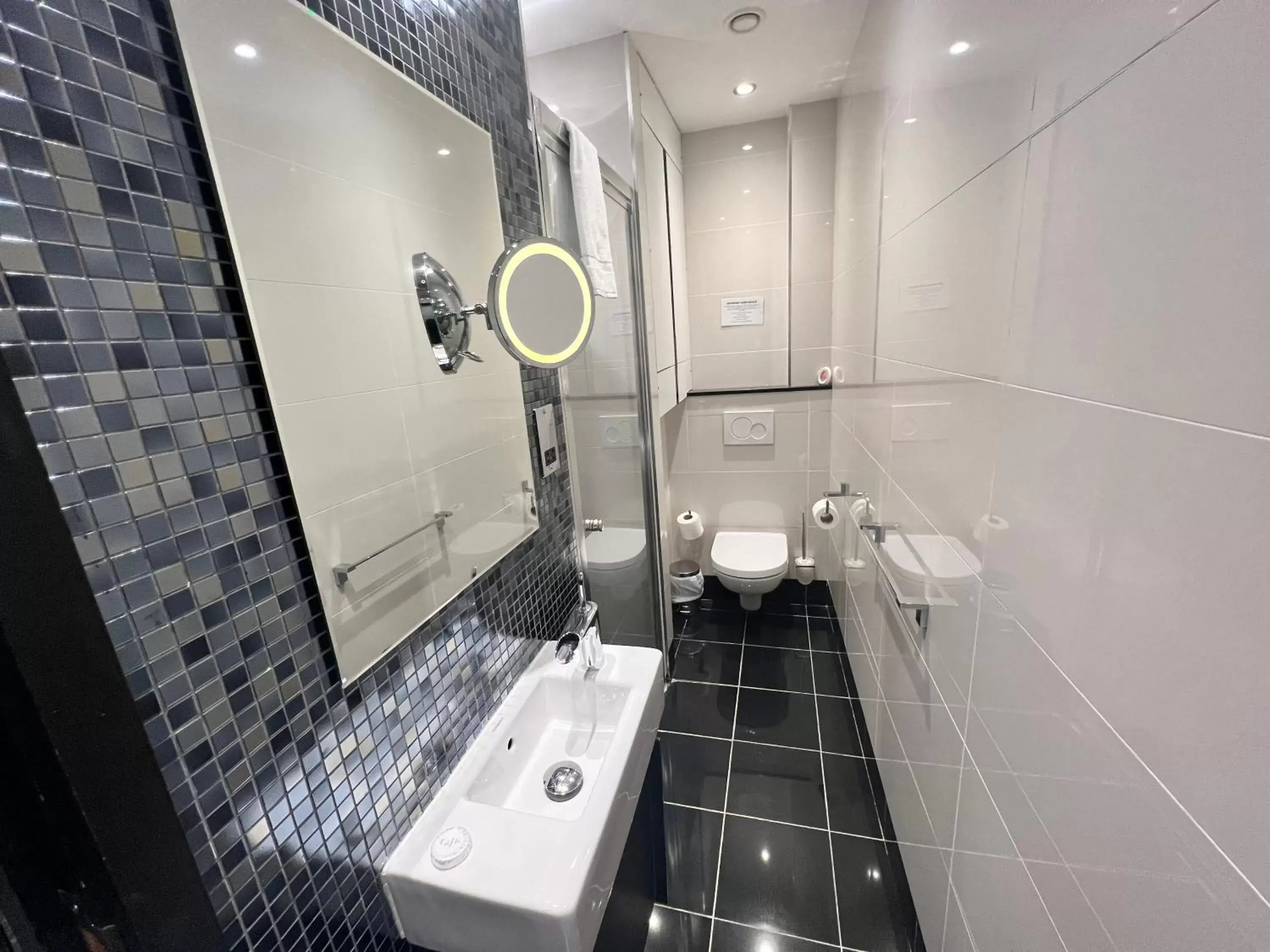 Shower, Bathroom in Great St Helen Hotel