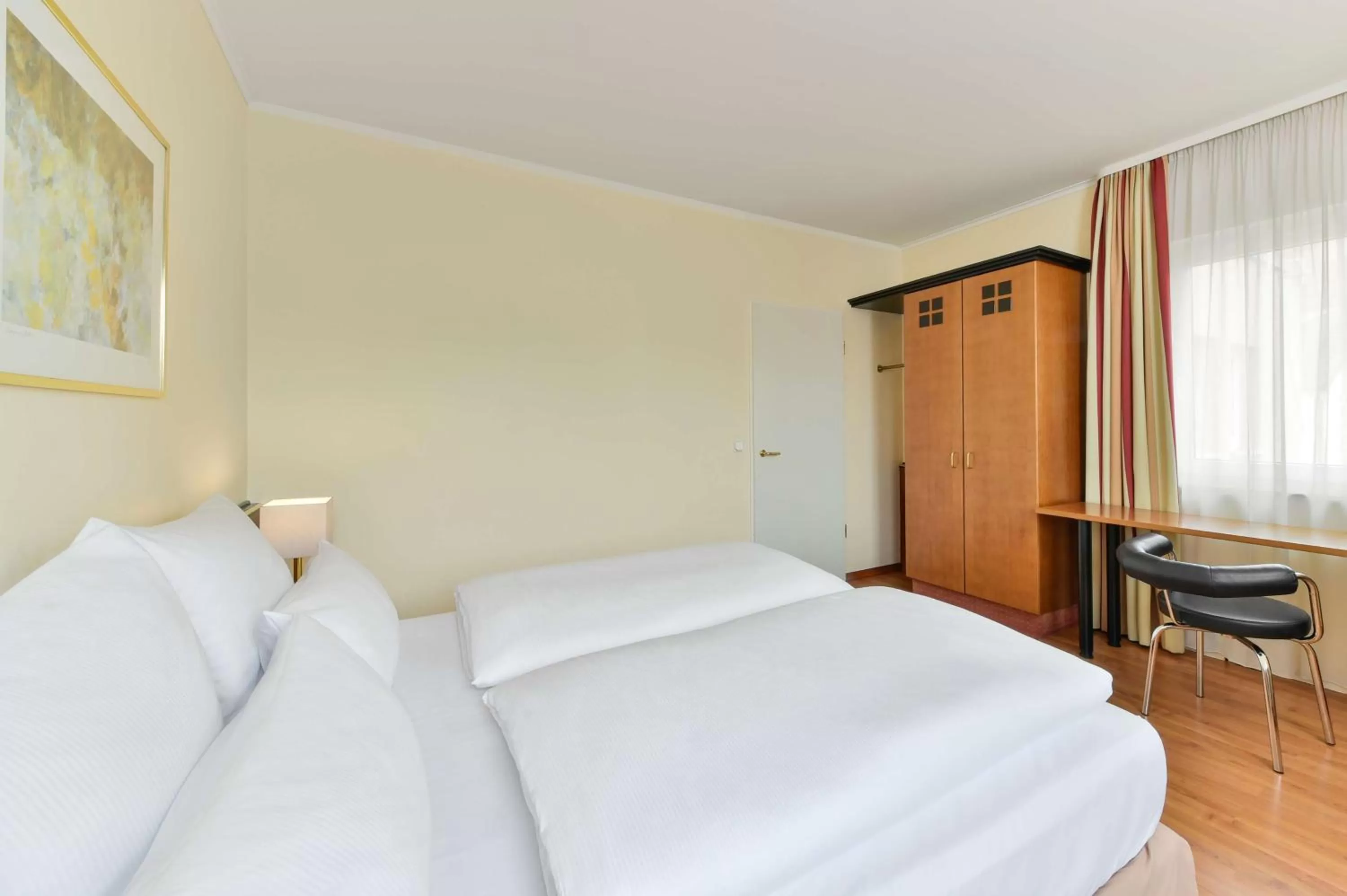 Photo of the whole room, Bed in NH München City Süd