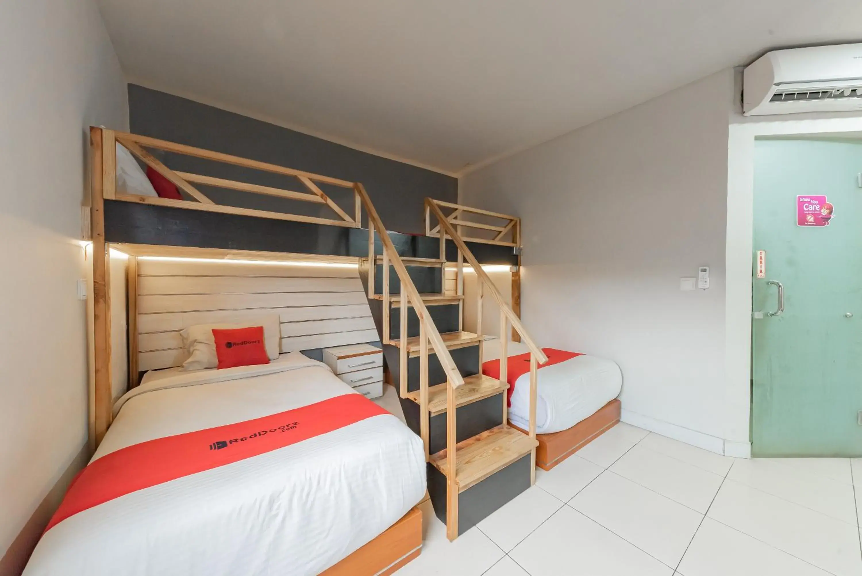 Bedroom, Bunk Bed in RedDoorz Plus near Asia Afrika 3